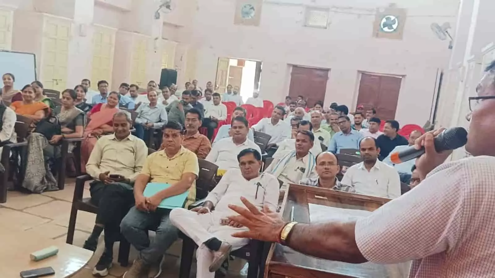 तस्वीर में गंगापुर सिटी में कबड्डी प्रतियोगिता की समीक्षा बैठक के दौरान अधिकारी और उपस्थित लोग नजर आ रहे हैं। तस्वीर में गंगापुर सिटी में कबड्डी प्रतियोगिता की समीक्षा बैठक के दौरान अधिकारी और उपस्थित लोग नजर आ रहे हैं।