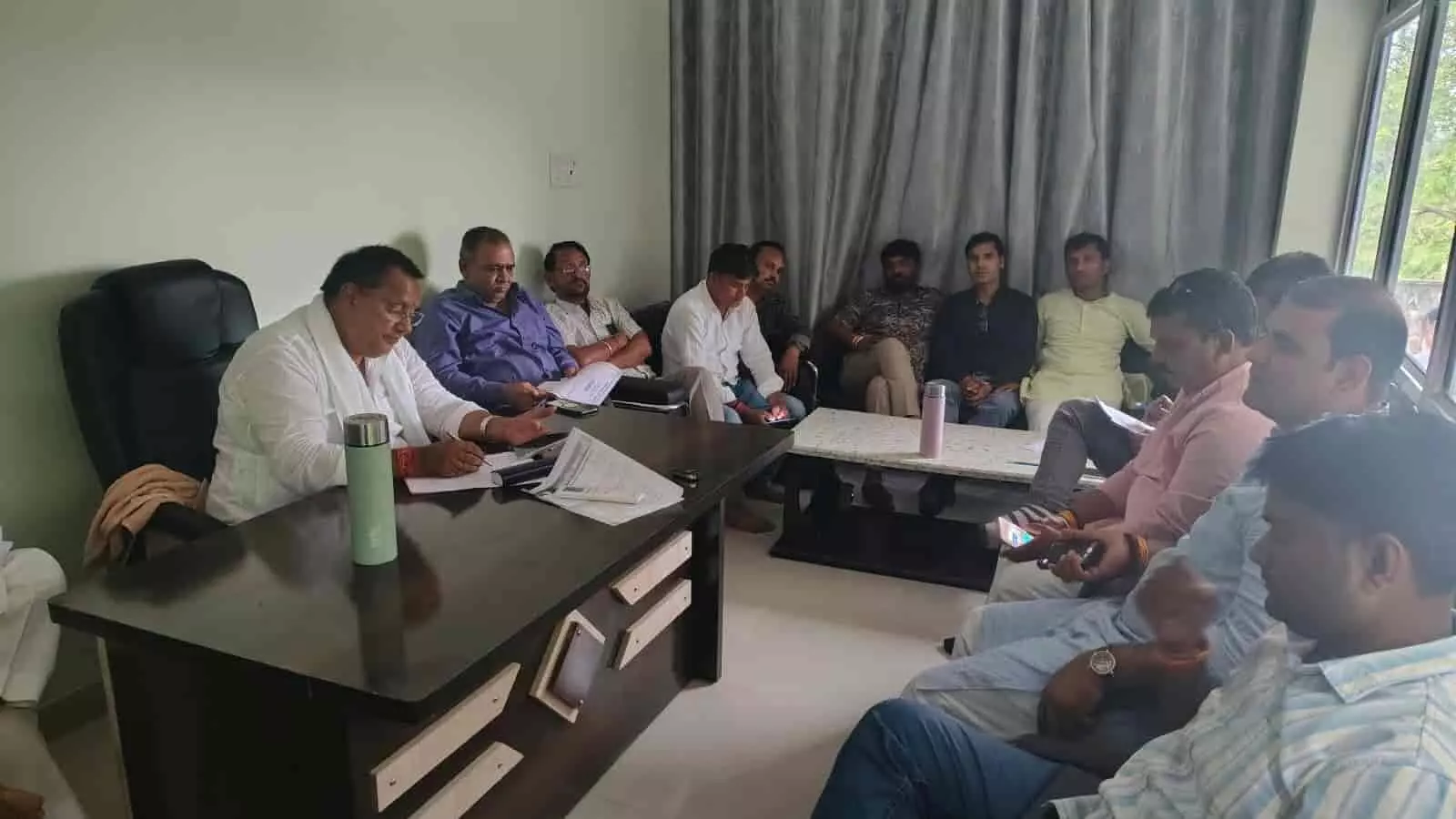 तस्वीर में सवाई माधोपुर कार्यालय में पंचायतराज चुनाव की बैठक में बैठे भाजपा पदाधिकारी। तस्वीर में सवाई माधोपुर कार्यालय में पंचायतराज चुनाव की बैठक में बैठे भाजपा पदाधिकारी।