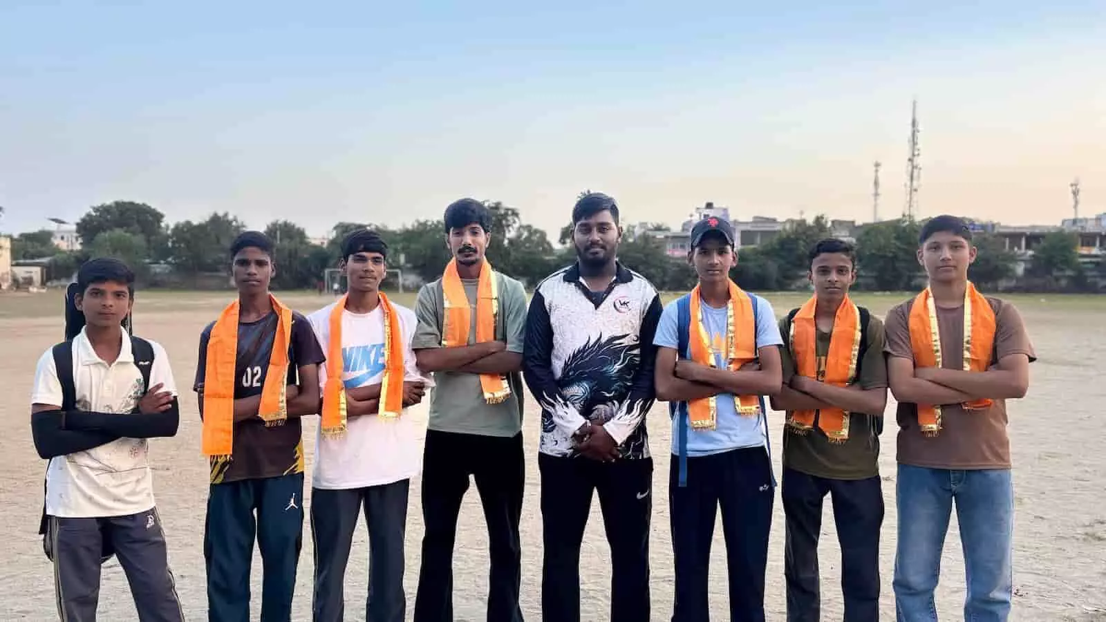 तस्वीर में दिख रहे हॉकी खिलाड़ी और कोच खेल के मैदान में एक साथ खड़े हैं। तस्वीर में दिख रहे हॉकी खिलाड़ी और कोच खेल के मैदान में एक साथ खड़े हैं।
