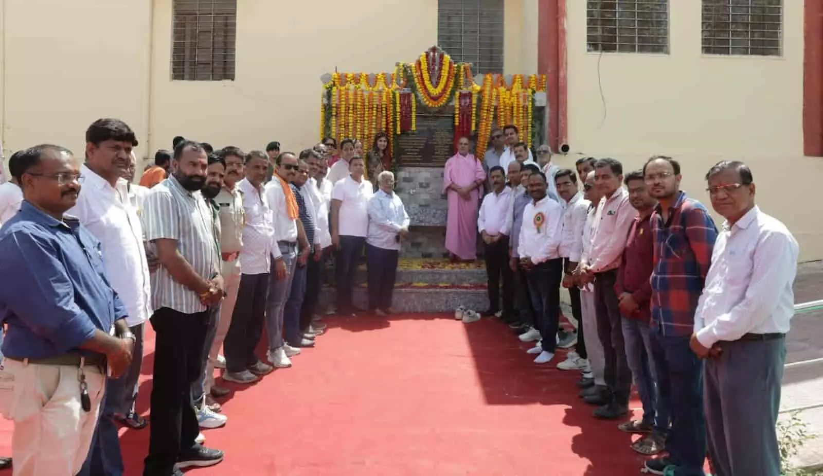 तस्वीर में दिख रही विधायक दीप्ति माहेश्वरी और संत निर्मलराम अन्य लोगों के साथ विद्यालय में खड़े हैं। तस्वीर में दिख रही विधायक दीप्ति माहेश्वरी और संत निर्मलराम अन्य लोगों के साथ विद्यालय में खड़े हैं।