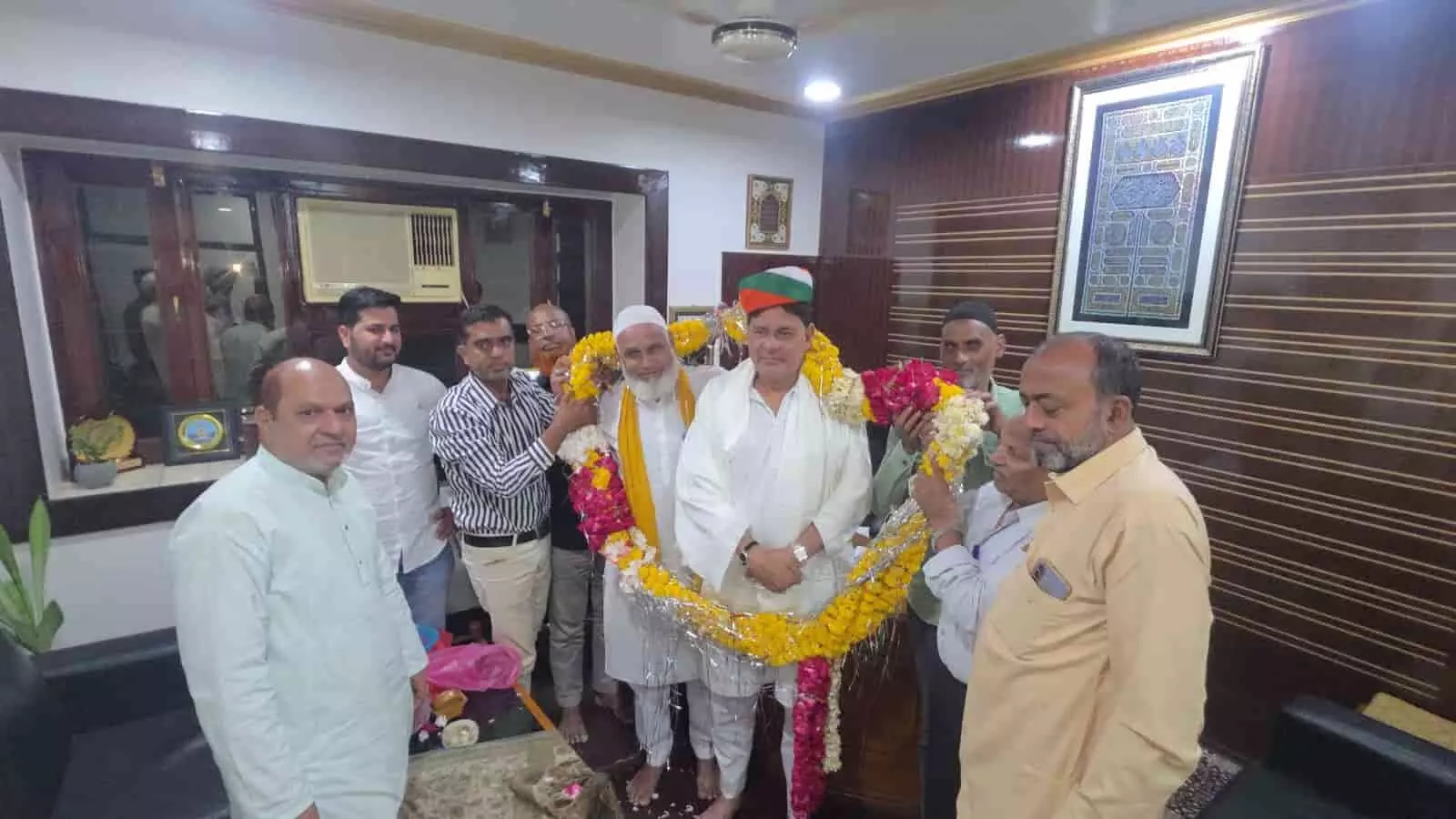 तस्वीर में निंबाहेड़ा के हाजी मोइनुद्दीन साहब का स्वागत करते हुए लोग नजर आ रहे हैं। तस्वीर में निंबाहेड़ा के हाजी मोइनुद्दीन साहब का स्वागत करते हुए लोग नजर आ रहे हैं।