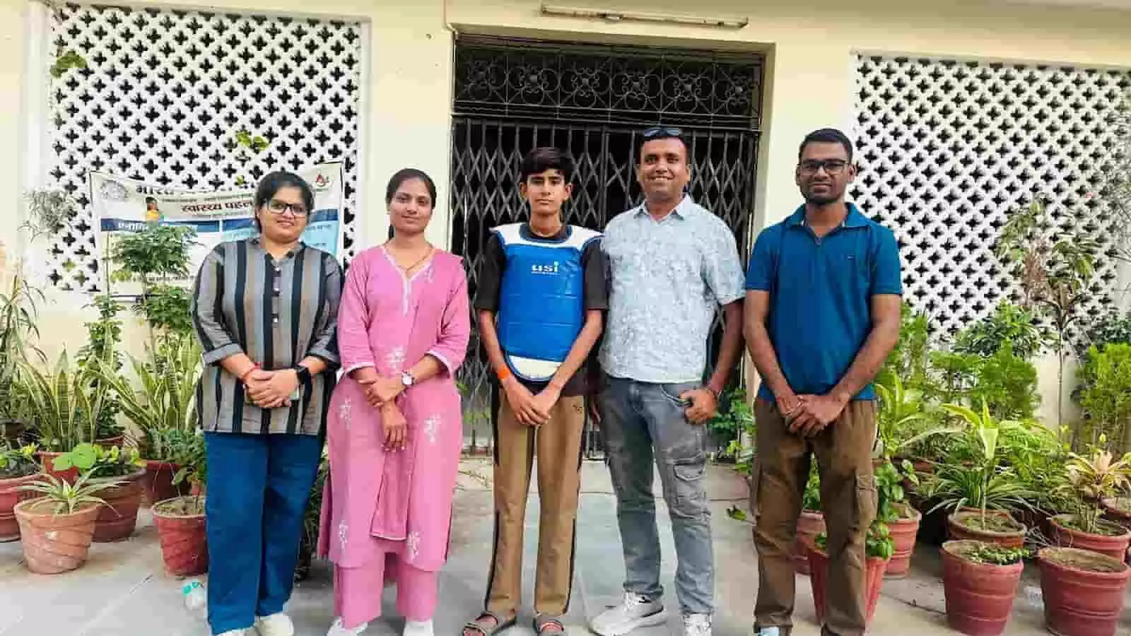 तस्वीर में बाएं से दाएं दो महिला शिक्षिकाएं, ताइक्वांडो चेस्ट गार्ड पहने विशाखा कंवर और दो शिक्षक खड़े हैं। तस्वीर में बाएं से दाएं दो महिला शिक्षिकाएं, ताइक्वांडो चेस्ट गार्ड पहने विशाखा कंवर और दो शिक्षक खड़े हैं।