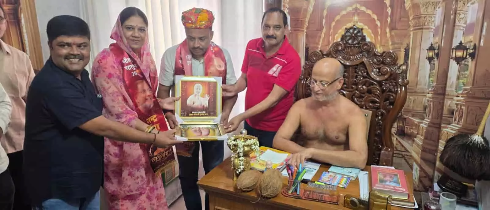 तस्वीर में बाईं से दाईं ओर महापौर जसवंत कंवर और अन्य लोग मेज के पास बैठे संत को स्मृति चिह्न भेंट कर रहे हैं। तस्वीर में बाईं से दाईं ओर महापौर जसवंत कंवर और अन्य लोग मेज के पास बैठे संत को स्मृति चिह्न भेंट कर रहे हैं।