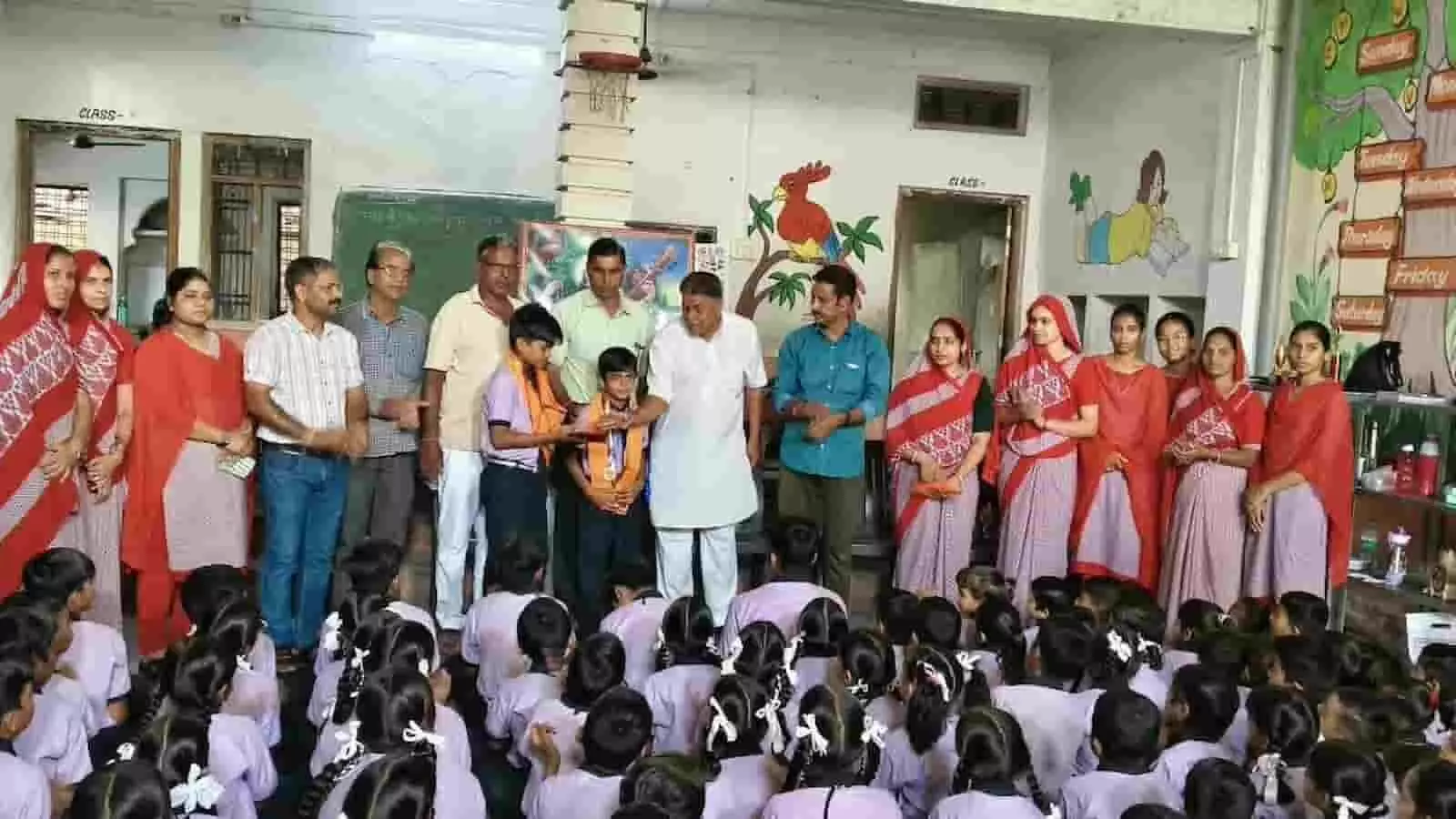 विद्यालय में अतिथियों द्वारा साकेत और गीतांश गर्ग का सम्मान विद्यालय में अतिथियों द्वारा साकेत और गीतांश गर्ग का सम्मान