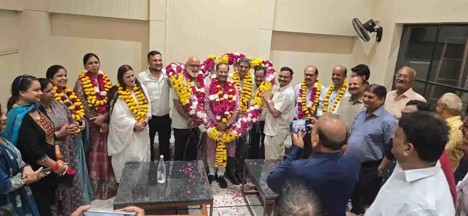 तस्वीर में दिख रहे अतिथि और नगर निगम प्रतिनिधि हॉल में बड़ी फूलमाला पहनकर स्वागत स्वीकार करते हुए खड़े हैं। तस्वीर में दिख रहे अतिथि और नगर निगम प्रतिनिधि हॉल में बड़ी फूलमाला पहनकर स्वागत स्वीकार करते हुए खड़े हैं।