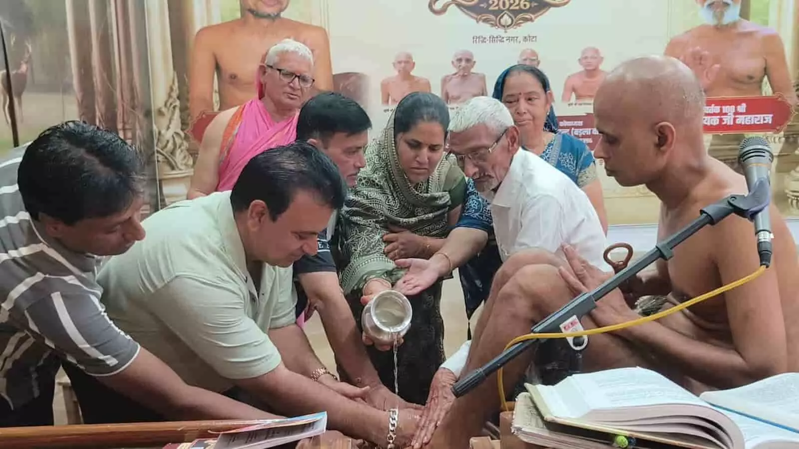 तस्वीर में दिख रही बाएं से दाएं उपस्थित श्रद्धालु महिलाएं और पुरुष एक पात्र से जल गिराकर मुनिश्री के चरण धो रहे हैं। तस्वीर में दिख रही बाएं से दाएं उपस्थित श्रद्धालु महिलाएं और पुरुष एक पात्र से जल गिराकर मुनिश्री के चरण धो रहे हैं।