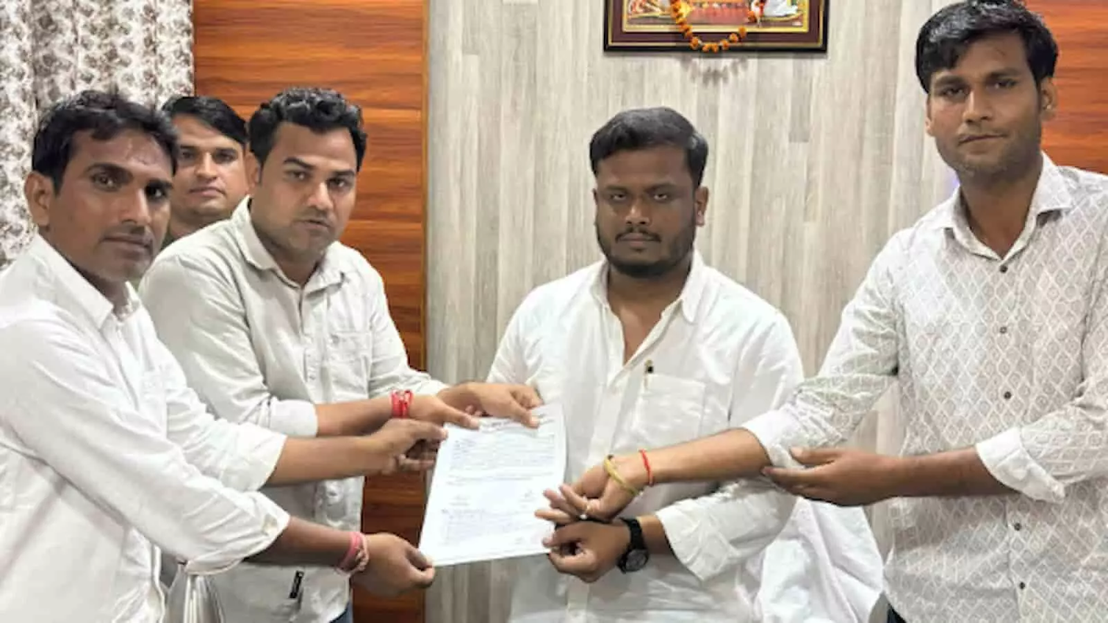 तस्वीर में पार्षद गौरव सोनी नगर परिषद सभापति को ज्ञापन सौंपते हुए नजर आ रहे हैं। तस्वीर में पार्षद गौरव सोनी नगर परिषद सभापति को ज्ञापन सौंपते हुए नजर आ रहे हैं।