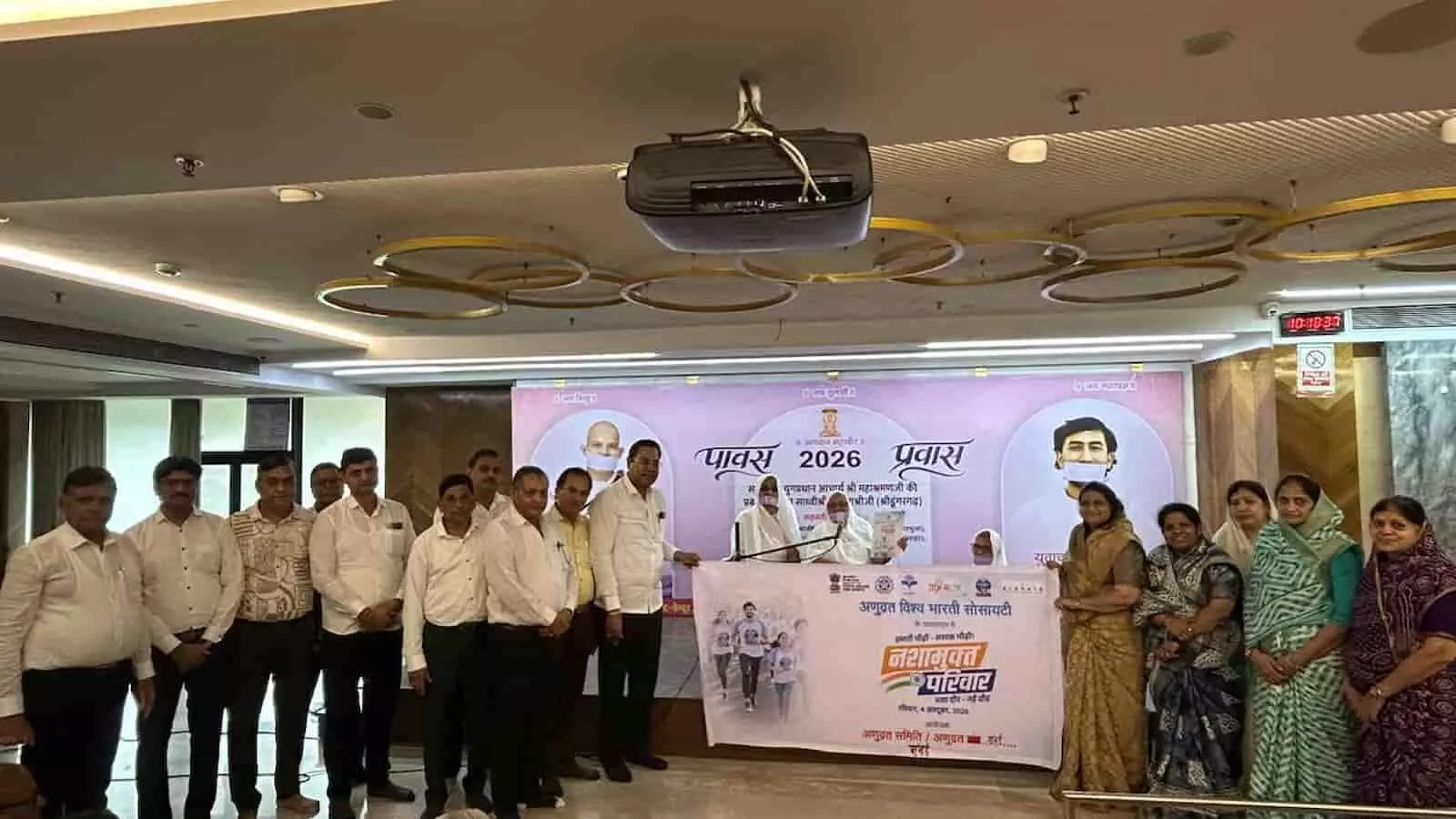 तस्वीर में बाएं से दाएं खड़े लोग साध्वियों की मौजूदगी में मैराथन बैनर का अनावरण कर रहे हैं। तस्वीर में बाएं से दाएं खड़े लोग साध्वियों की मौजूदगी में मैराथन बैनर का अनावरण कर रहे हैं।