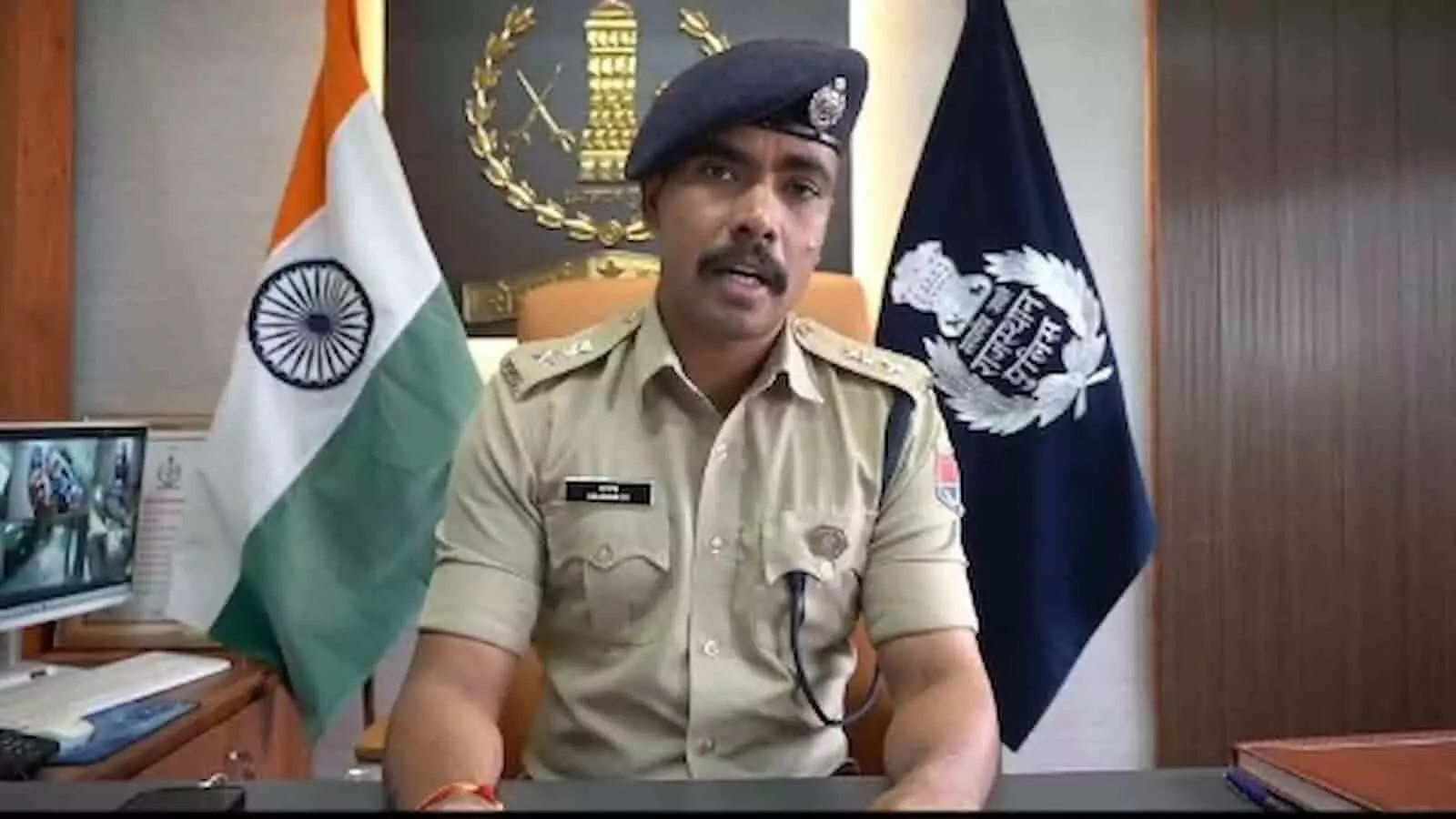 तस्वीर में राजस्थान पुलिस की वर्दी पहने अधिकारी कार्यालय में बैठे हुए दिखाई दे रहे हैं। तस्वीर में राजस्थान पुलिस की वर्दी पहने अधिकारी कार्यालय में बैठे हुए दिखाई दे रहे हैं।