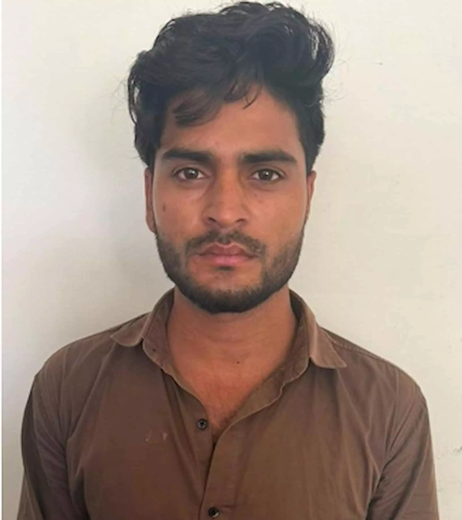 तस्वीर में दिख रही भूरी शर्ट पहने आरोपी पिंकू की गोगुंदा पुलिस द्वारा ली गई क्लोज-अप तस्वीर। तस्वीर में दिख रही भूरी शर्ट पहने आरोपी पिंकू की गोगुंदा पुलिस द्वारा ली गई क्लोज-अप तस्वीर।