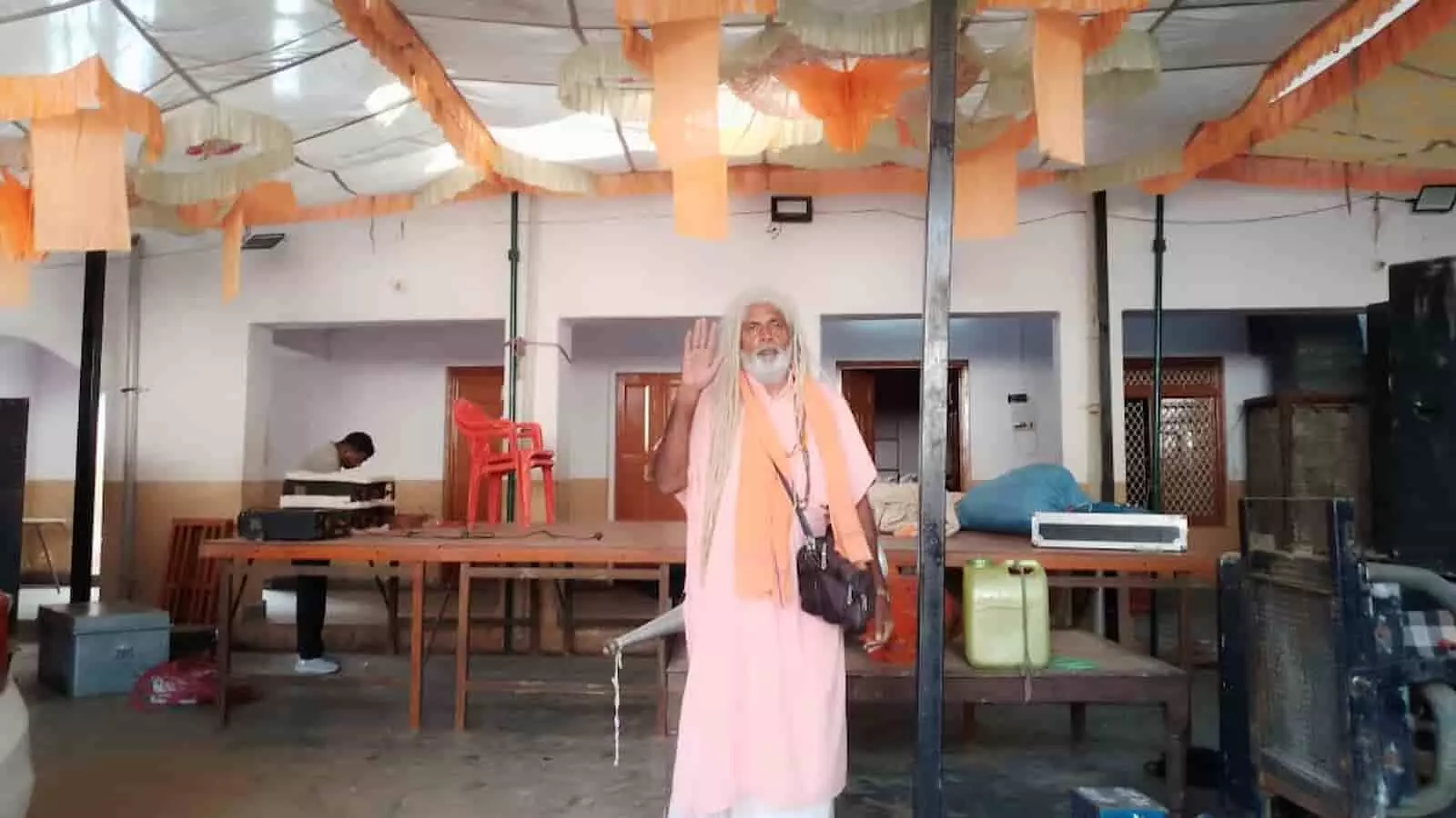 तस्वीर में एक साधु महाराज भुसावर की धर्मशाला में खड़े दिखाई दे रहे हैं. तस्वीर में एक साधु महाराज भुसावर की धर्मशाला में खड़े दिखाई दे रहे हैं.