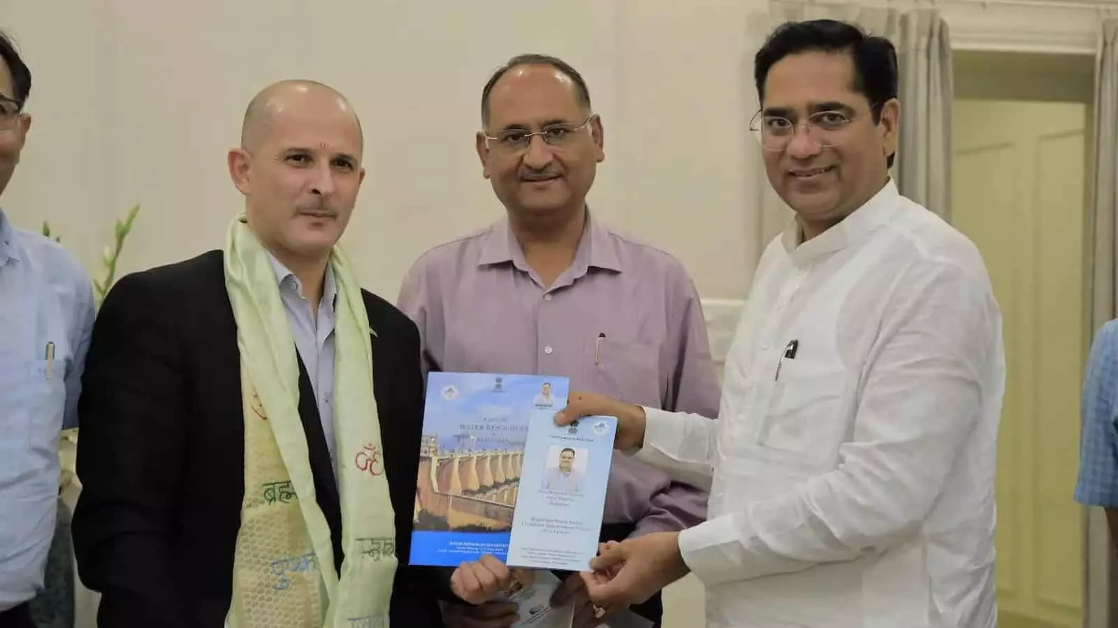 तस्वीर में इजराइली राजदूत, अधिकारी और मंत्री सुरेश रावत दस्तावेज पकड़े खड़े हैं। तस्वीर में इजराइली राजदूत, अधिकारी और मंत्री सुरेश रावत दस्तावेज पकड़े खड़े हैं।