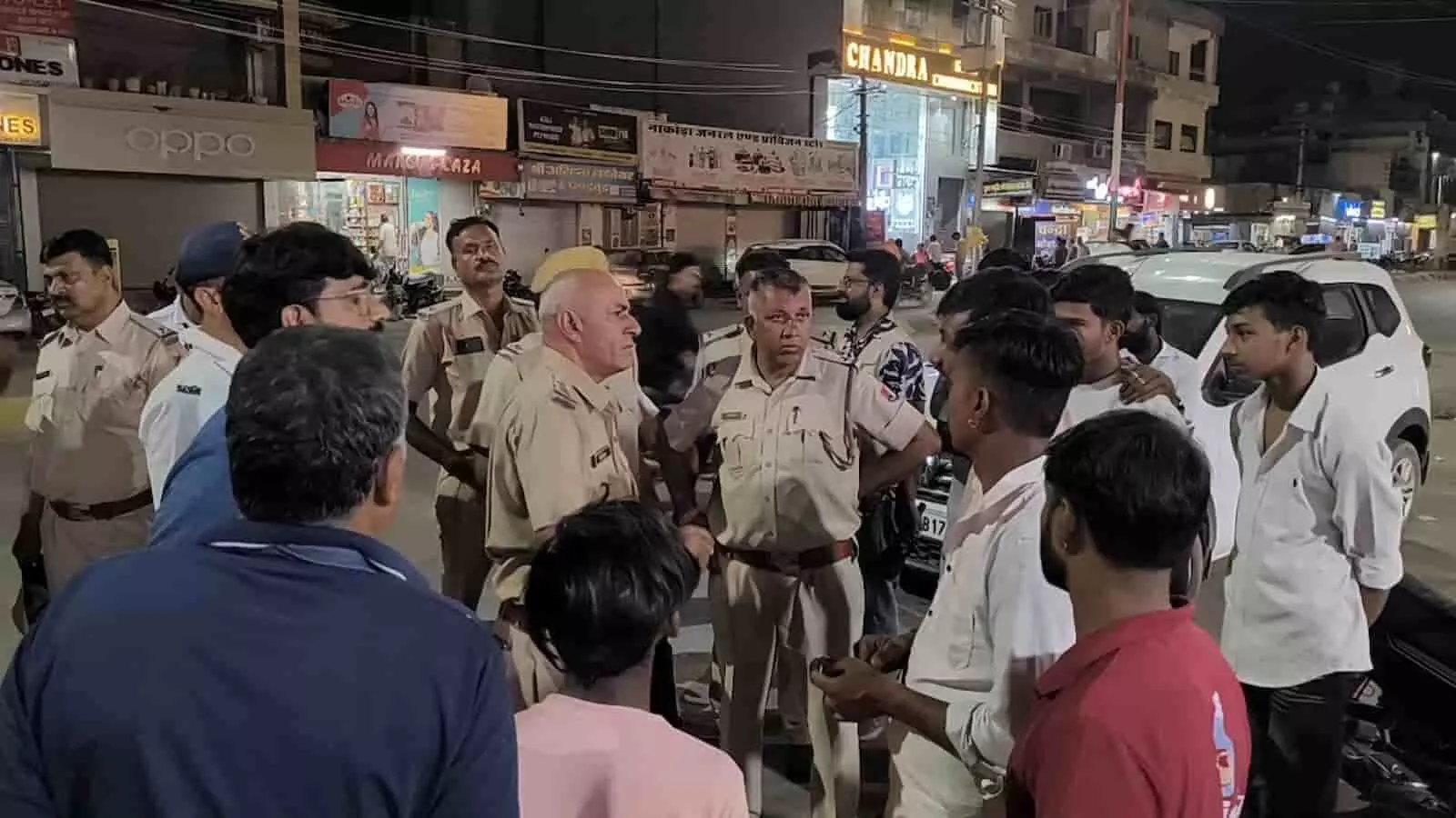 तस्वीर में चित्तौड़गढ़ के इंदिरा बाजार में पुलिसकर्मी और स्थानीय लोग खड़े दिखाई दे रहे हैं। तस्वीर में चित्तौड़गढ़ के इंदिरा बाजार में पुलिसकर्मी और स्थानीय लोग खड़े दिखाई दे रहे हैं।