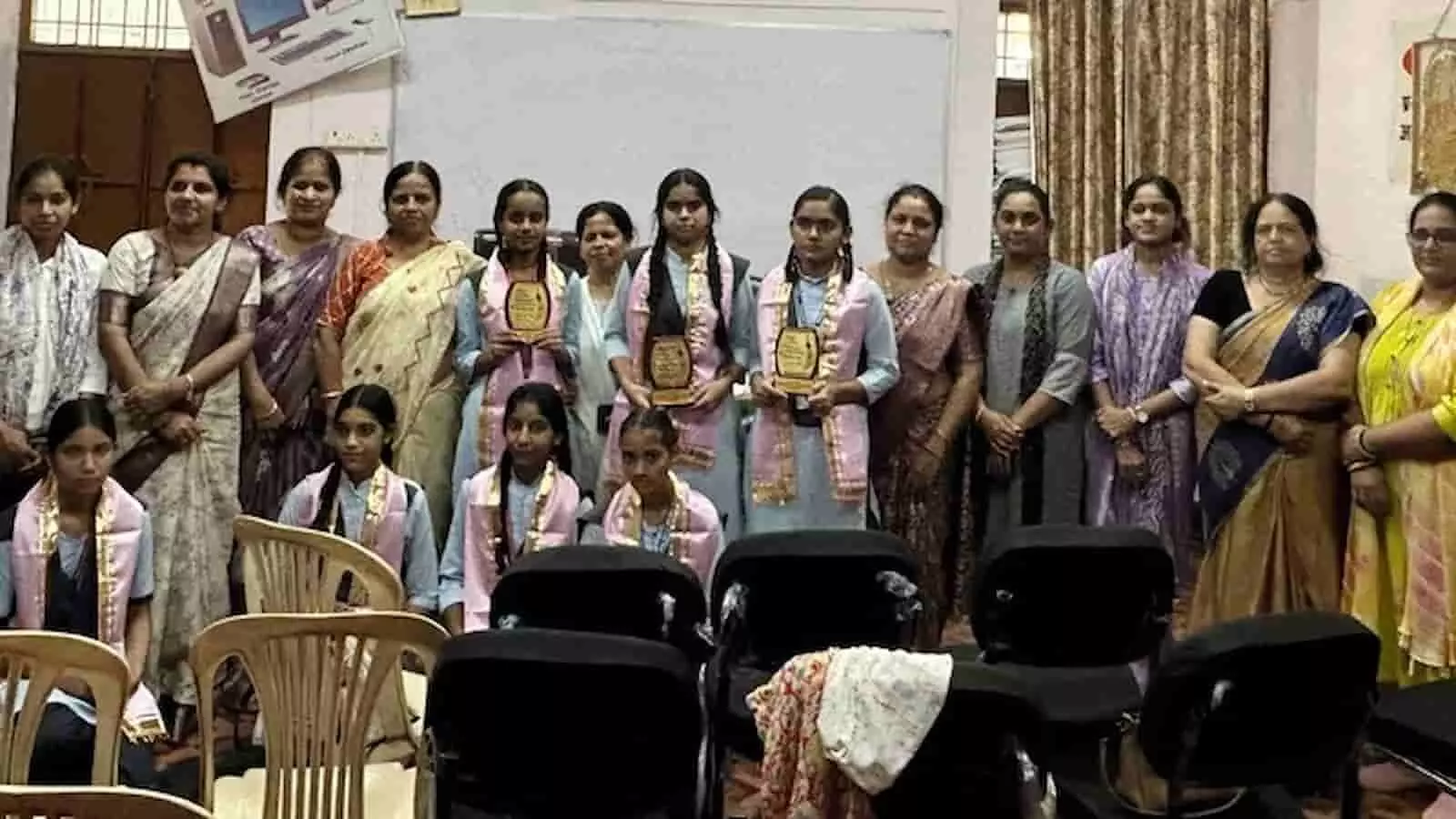 तस्वीर में चित्तौड़गढ़ की चित्रकला प्रतियोगिता के विजेता छात्र और शिक्षक नजर आ रहे हैं. तस्वीर में चित्तौड़गढ़ की चित्रकला प्रतियोगिता के विजेता छात्र और शिक्षक नजर आ रहे हैं.