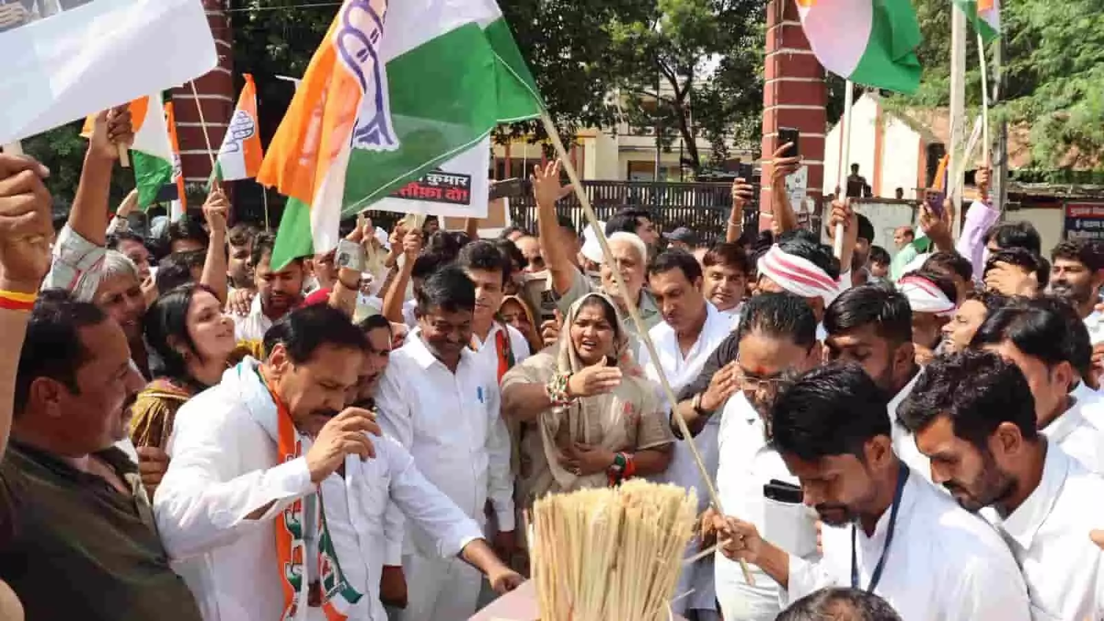 सवाई माधोपुर कलेक्ट्रेट के सामने कांग्रेस कार्यकर्ताओं द्वारा मुख्य चुनाव आयुक्त के खिलाफ किया जा रहा प्रदर्शन। सवाई माधोपुर कलेक्ट्रेट के सामने कांग्रेस कार्यकर्ताओं द्वारा मुख्य चुनाव आयुक्त के खिलाफ किया जा रहा प्रदर्शन।