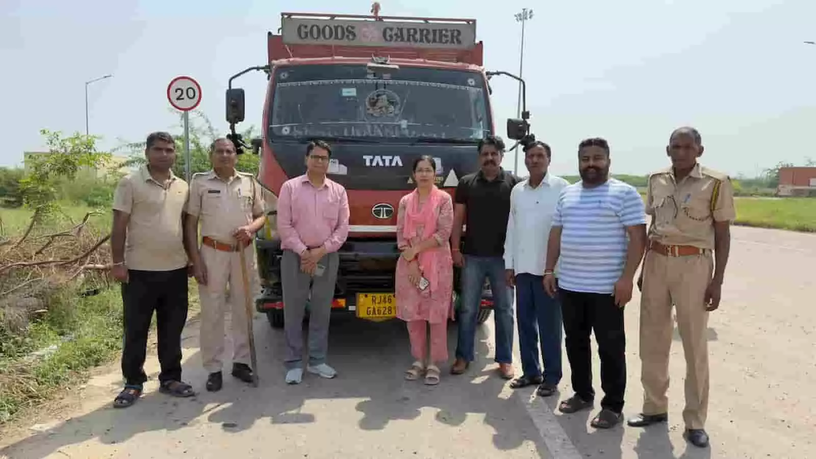 तस्वीर में आबकारी विभाग के अधिकारी और सुरक्षाकर्मी सीज किए गए ट्रक के सामने खड़े हैं। तस्वीर में आबकारी विभाग के अधिकारी और सुरक्षाकर्मी सीज किए गए ट्रक के सामने खड़े हैं।
