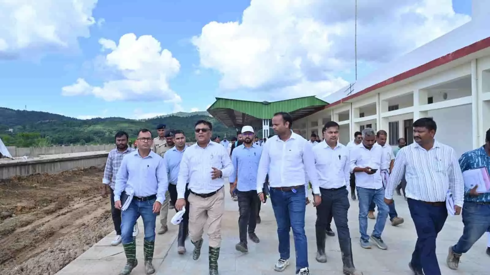 महाप्रबंधक आशीष बंसल अधिकारियों के साथ रेलवे निर्माण स्थल पर निरीक्षण कर रहे हैं। महाप्रबंधक आशीष बंसल अधिकारियों के साथ रेलवे निर्माण स्थल पर निरीक्षण कर रहे हैं।