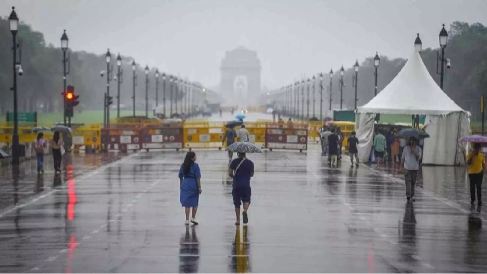 बारिश के बाद कर्तव्य पथ पर छाते लेकर चलते लोग और साफ होता मौसम दिल्ली में| बारिश के बाद कर्तव्य पथ पर छाते लेकर चलते लोग और साफ होता मौसम दिल्ली में|