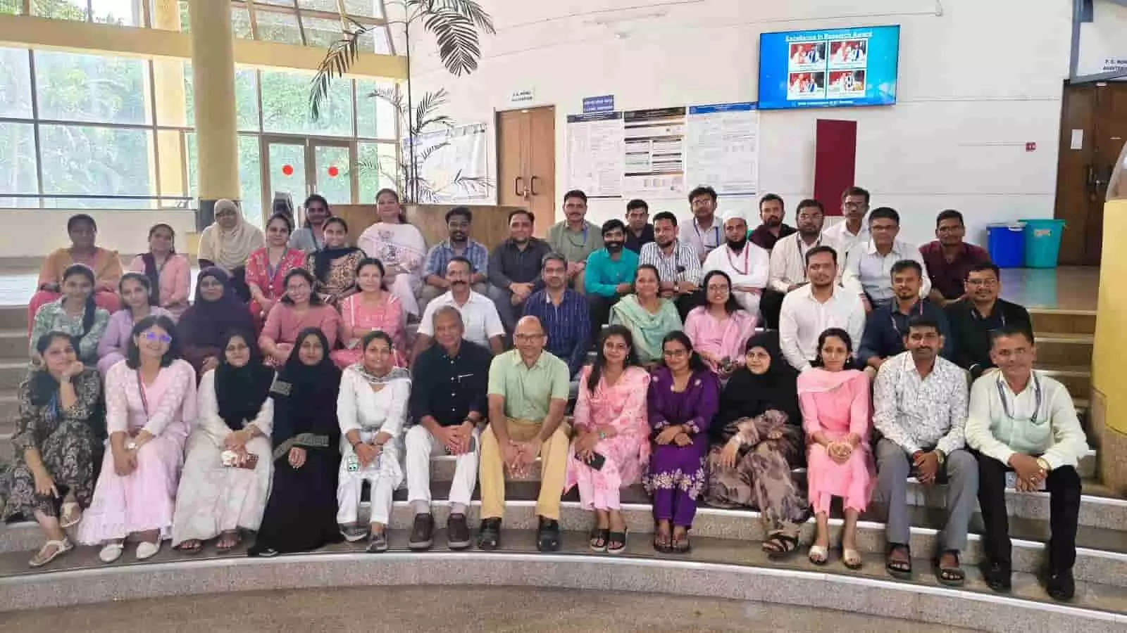 बीएमसी के शिक्षकों और अधिकारियों का दल आईआईटी बॉम्बे परिसर की सीढ़ियों पर बैठा है। बीएमसी के शिक्षकों और अधिकारियों का दल आईआईटी बॉम्बे परिसर की सीढ़ियों पर बैठा है।