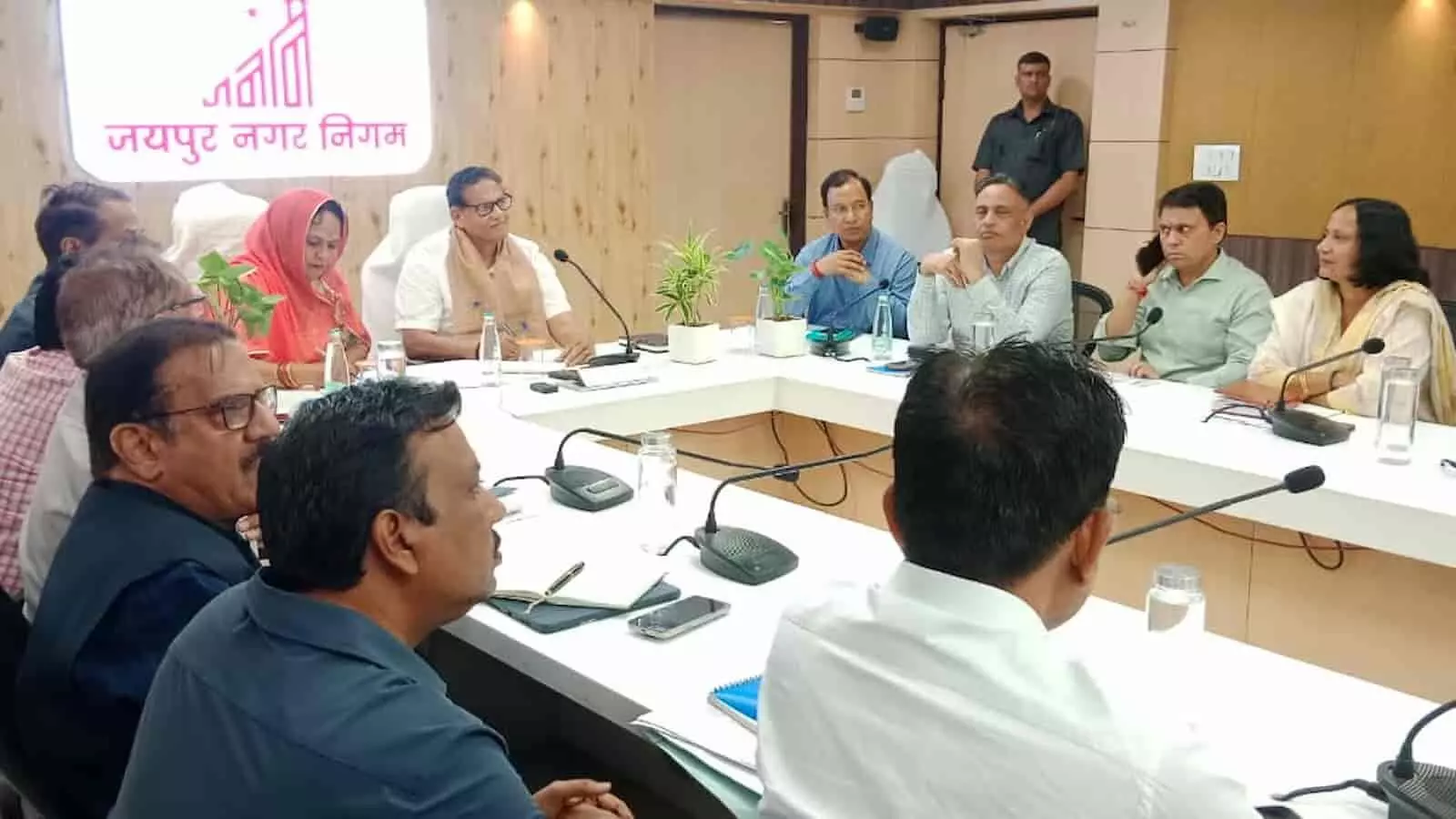 जयपुर कलेक्ट्रेट सभागार में अधिकारियों की बैठक आयोजित हो रही है। जयपुर कलेक्ट्रेट सभागार में अधिकारियों की बैठक आयोजित हो रही है।