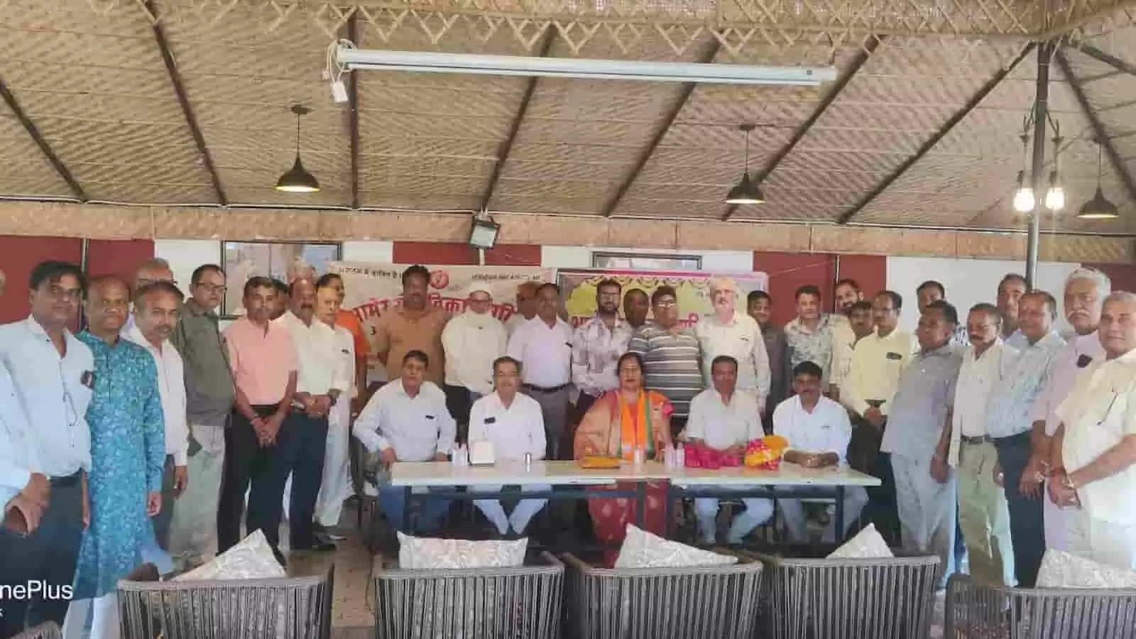 जयपुर हेरिटेज होटल में आमेर रोड विकास समिति की बैठक में उपस्थित पदाधिकारी और सदस्यगण। जयपुर हेरिटेज होटल में आमेर रोड विकास समिति की बैठक में उपस्थित पदाधिकारी और सदस्यगण।