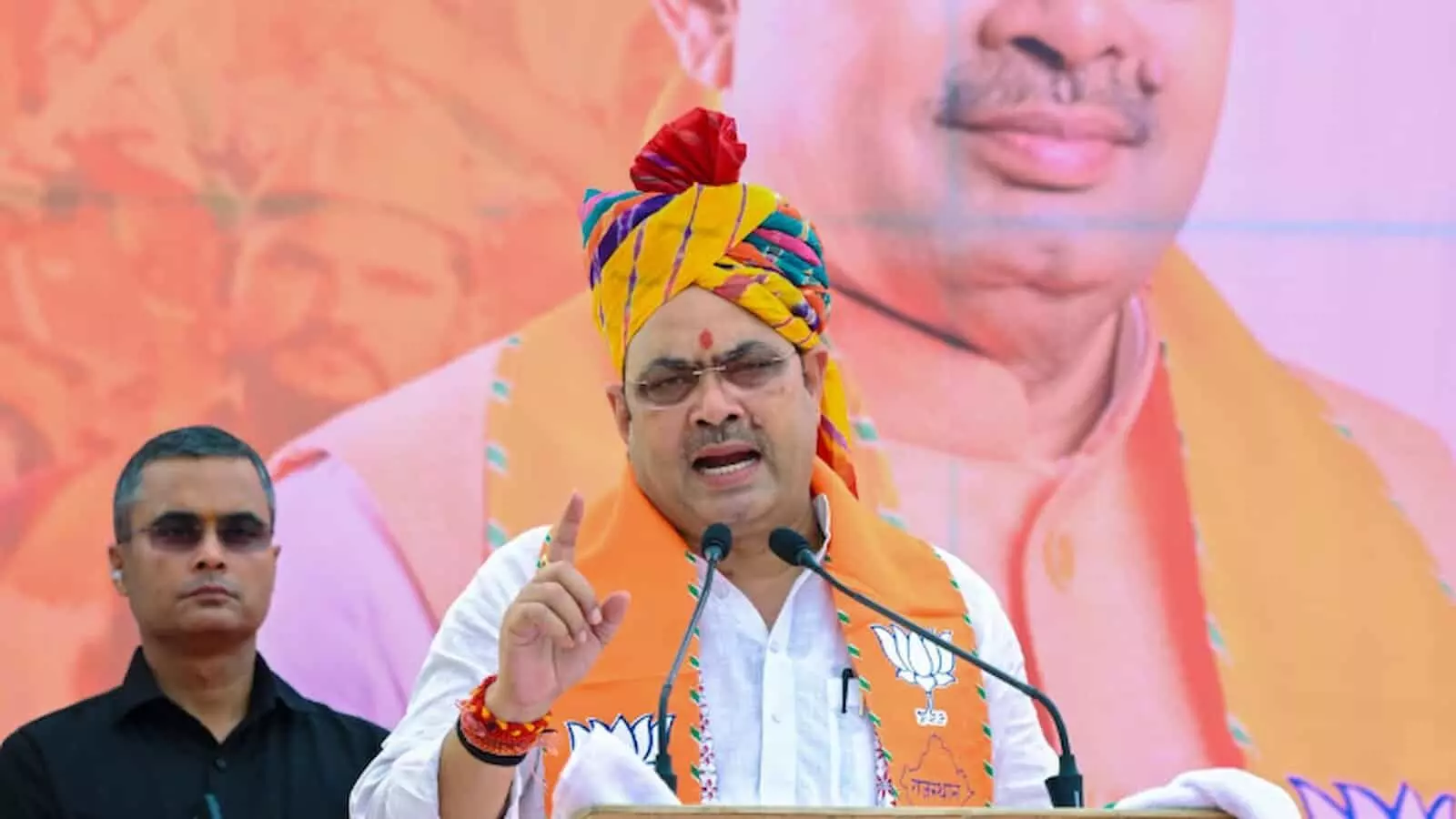 तस्वीर में मुख्यमंत्री भजनलाल शर्मा कोटा में मंच से भाषण देते हुए दिखाई दे रहे हैं। तस्वीर में मुख्यमंत्री भजनलाल शर्मा कोटा में मंच से भाषण देते हुए दिखाई दे रहे हैं।