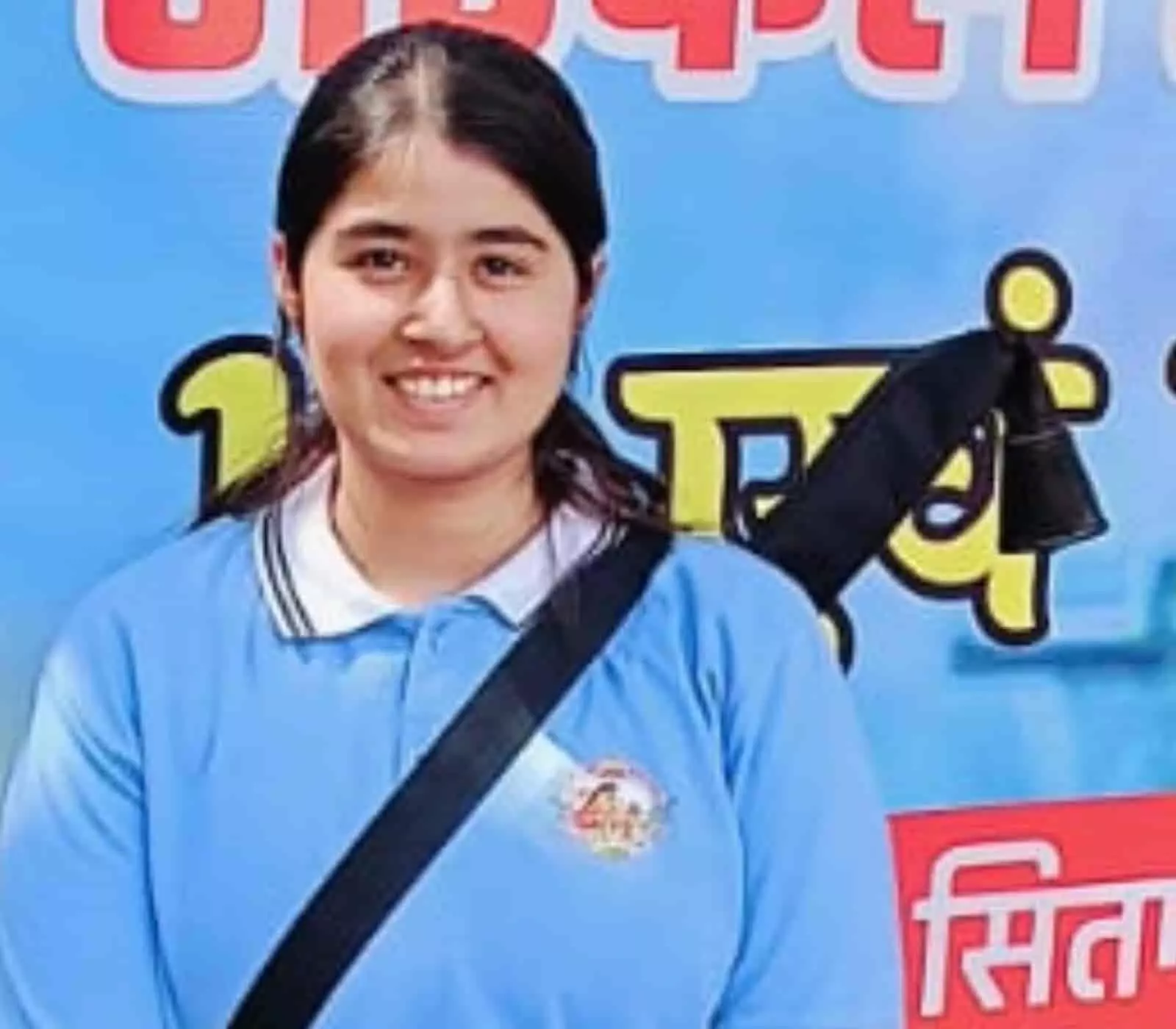 तस्वीर में दिख रही छात्रा आराध्या मेहता राइफल बैग कंधे पर टांगकर बैनर के सामने मुस्कुराते हुए खड़ी हैं। तस्वीर में दिख रही छात्रा आराध्या मेहता राइफल बैग कंधे पर टांगकर बैनर के सामने मुस्कुराते हुए खड़ी हैं।