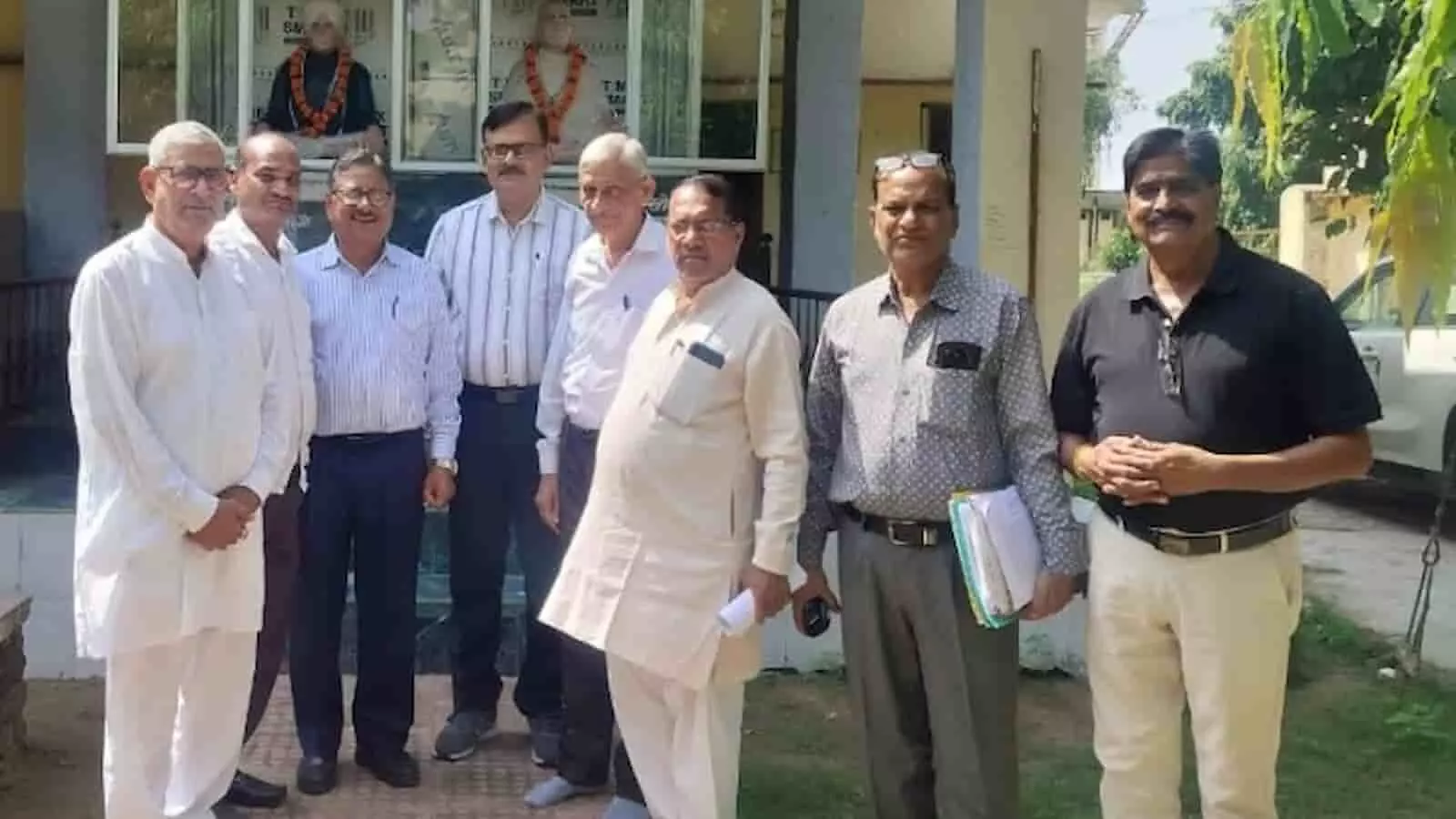 तस्वीर में दिख रहे लोग परिसर भवन के सामने खड़े होकर समूह में फोटो खिंचवा रहे हैं। तस्वीर में दिख रहे लोग परिसर भवन के सामने खड़े होकर समूह में फोटो खिंचवा रहे हैं।