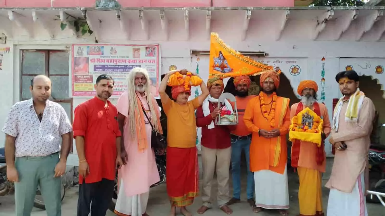 तस्वीर में मंदिर परिसर के सामने कलश, पूजा सामग्री और भगवा ध्वज लिए श्रद्धालु खड़े दिखाई दे रहे हैं। तस्वीर में मंदिर परिसर के सामने कलश, पूजा सामग्री और भगवा ध्वज लिए श्रद्धालु खड़े दिखाई दे रहे हैं।