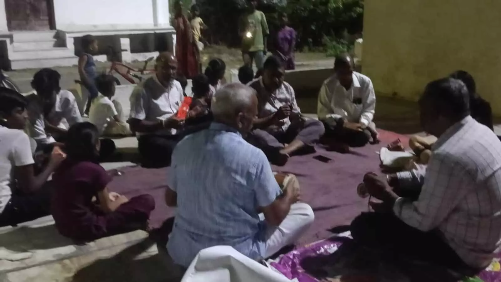 तस्वीर में आमेट के हनुमान मंदिर में हनुमान चालीसा पाठ करते हुए श्रद्धालु दिख रहे हैं। तस्वीर में आमेट के हनुमान मंदिर में हनुमान चालीसा पाठ करते हुए श्रद्धालु दिख रहे हैं।
