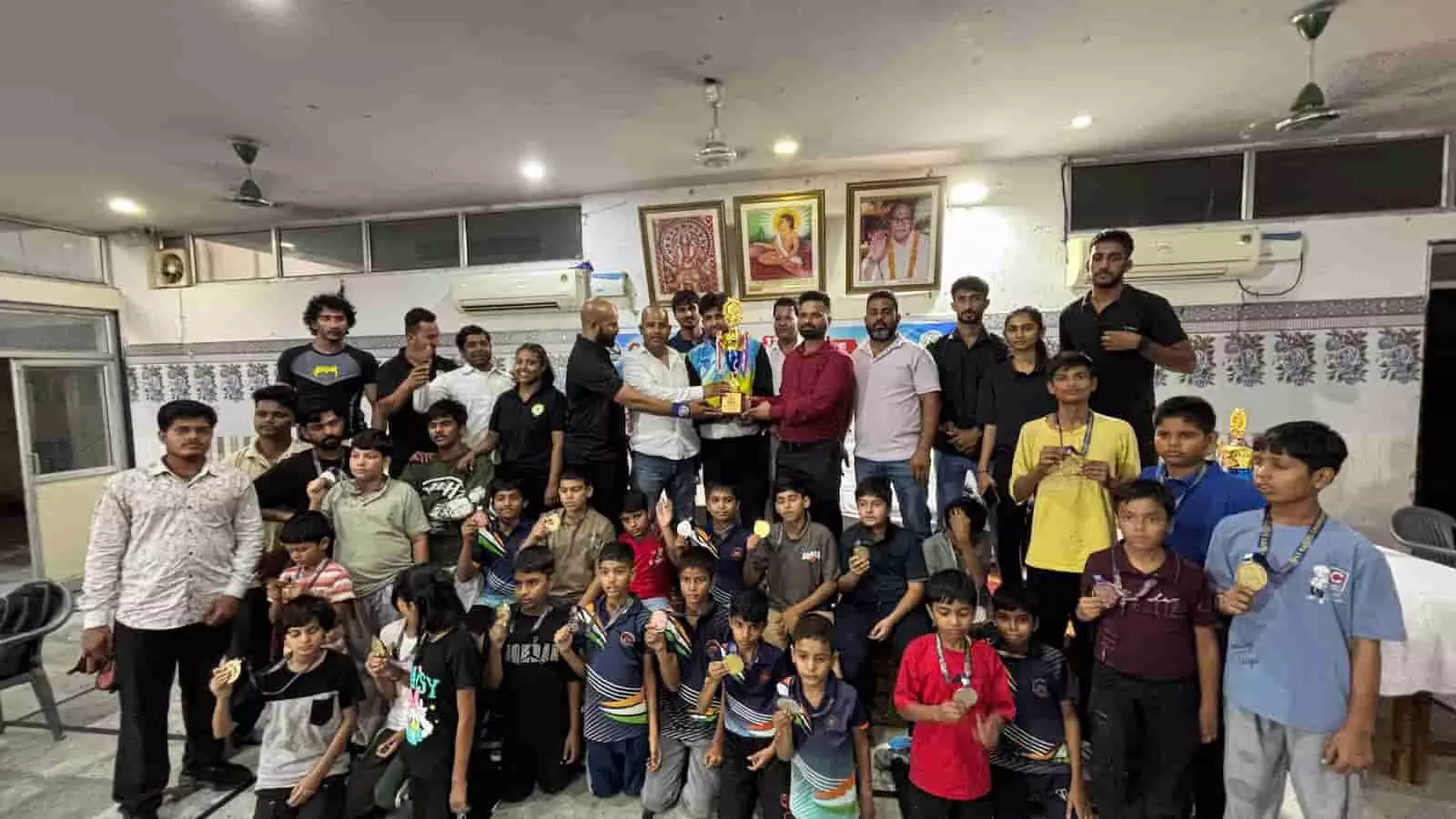 तस्वीर में दिख रही सवाई माधोपुर की ग्रैपलिंग टीम के सदस्य और कोच ट्रॉफी लेकर खड़े हैं। तस्वीर में दिख रही सवाई माधोपुर की ग्रैपलिंग टीम के सदस्य और कोच ट्रॉफी लेकर खड़े हैं।