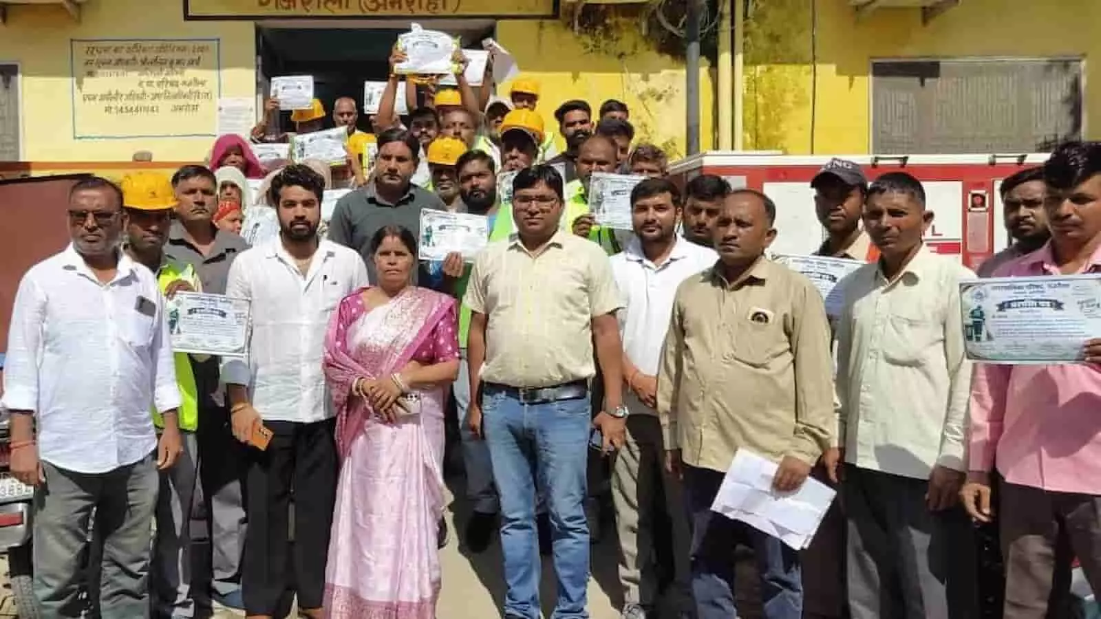 तस्वीर में गजरौला नगर पालिका परिषद परिसर के बाहर पालिका अध्यक्ष, अधिकारी और सफाई मित्र सम्मान पत्र हाथों में लिए एक साथ खड़े हैं। तस्वीर में गजरौला नगर पालिका परिषद परिसर के बाहर पालिका अध्यक्ष, अधिकारी और सफाई मित्र सम्मान पत्र हाथों में लिए एक साथ खड़े हैं।