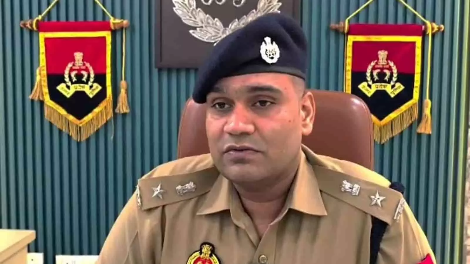 तस्वीर में दिख रही जगह पुलिस कार्यालय है जहां खाकी वर्दी पहने अधिकारी कुर्सी पर बैठे हैं। तस्वीर में दिख रही जगह पुलिस कार्यालय है जहां खाकी वर्दी पहने अधिकारी कुर्सी पर बैठे हैं।