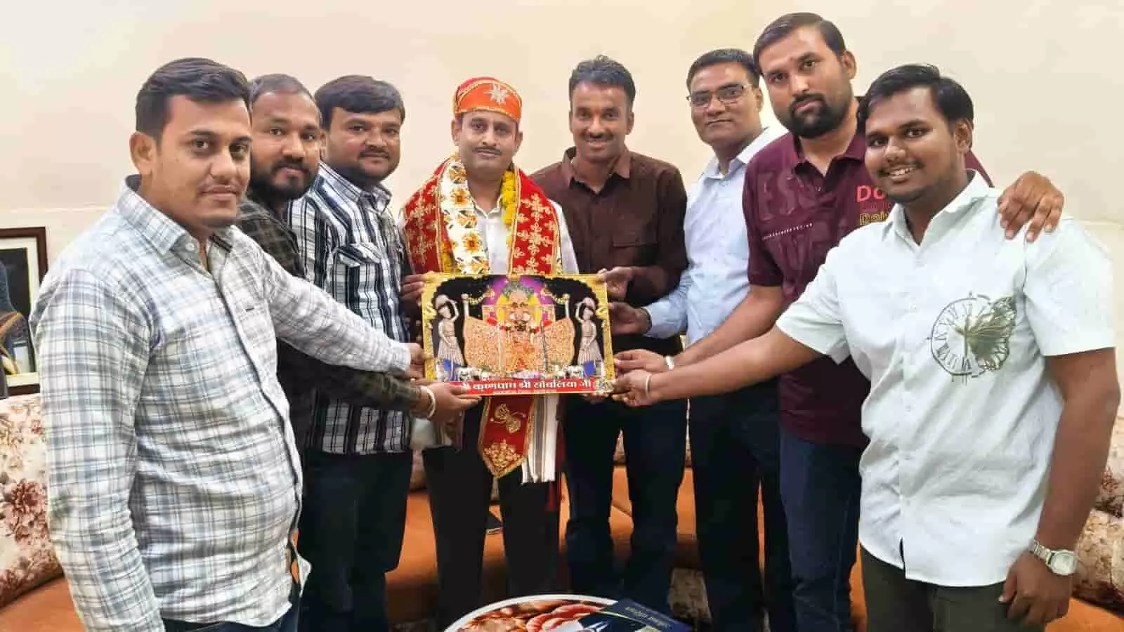 तस्वीर में दिख रही मंडली बीच में खड़े साफा और माला पहने राजकुमार काल्या को भगवान की प्रतिमा भेंट कर रही है। तस्वीर में दिख रही मंडली बीच में खड़े साफा और माला पहने राजकुमार काल्या को भगवान की प्रतिमा भेंट कर रही है।
