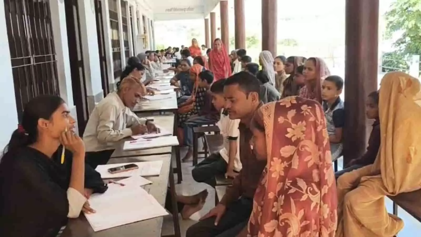 तस्वीर में कनबई के विद्यालय में पीटीए बैठक के दौरान बैठे अभिभावक और शिक्षक नजर आ रहे हैं। तस्वीर में कनबई के विद्यालय में पीटीए बैठक के दौरान बैठे अभिभावक और शिक्षक नजर आ रहे हैं।