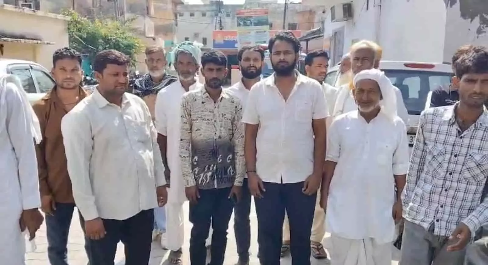 तस्वीर में बाएं से दाएं खड़े पुरुष सड़क पर पुलिस थाने के पास उपस्थित हैं। तस्वीर में बाएं से दाएं खड़े पुरुष सड़क पर पुलिस थाने के पास उपस्थित हैं।