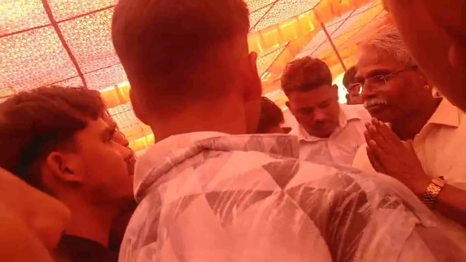 तस्वीर में ग्रामीण लुणावतो का खेड़ा में सड़क निर्माण की मांग को लेकर चर्चा कर रहे हैं. तस्वीर में ग्रामीण लुणावतो का खेड़ा में सड़क निर्माण की मांग को लेकर चर्चा कर रहे हैं.