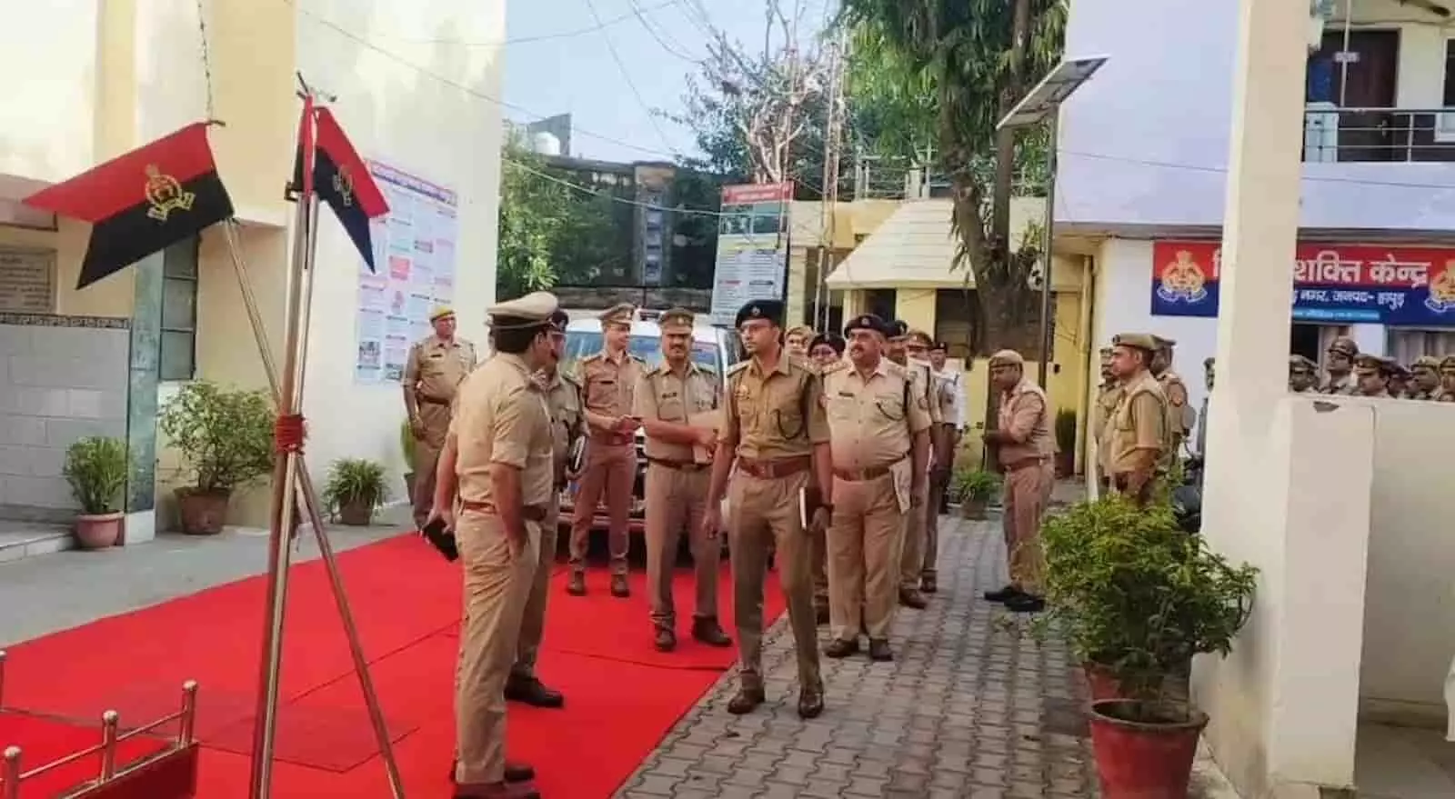 तस्वीर में डीआईजी कलानिधि नैथानी अन्य पुलिस अधिकारियों के साथ हापुड़ कोतवाली परिसर का निरीक्षण करते हुए चल रहे हैं। तस्वीर में डीआईजी कलानिधि नैथानी अन्य पुलिस अधिकारियों के साथ हापुड़ कोतवाली परिसर का निरीक्षण करते हुए चल रहे हैं।
