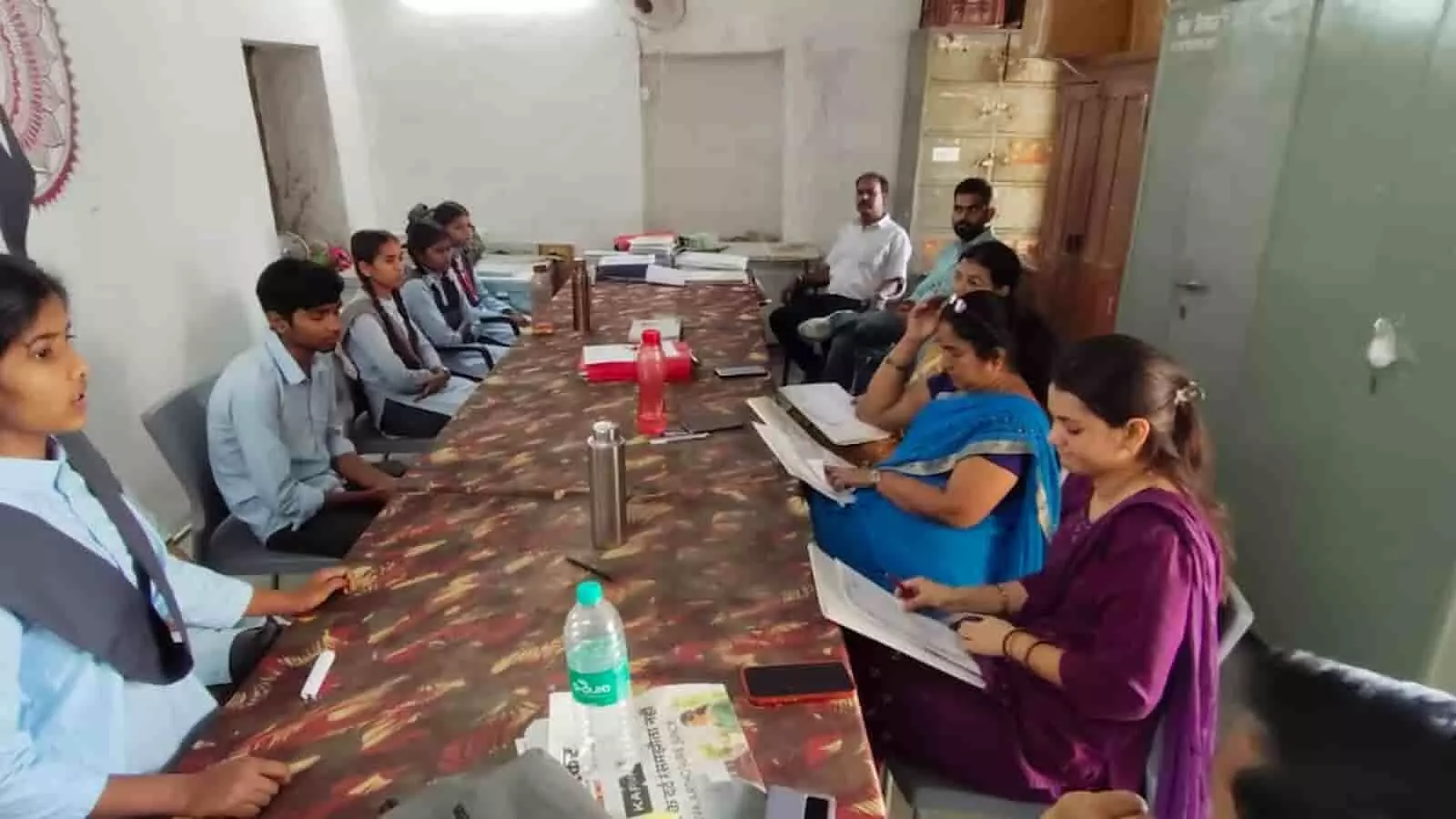 तस्वीर में झाड़ोल के विद्यालय में प्रतियोगिता के दौरान बैठे प्रतिभागी विद्यार्थी और शिक्षक नजर आ रहे हैं। तस्वीर में झाड़ोल के विद्यालय में प्रतियोगिता के दौरान बैठे प्रतिभागी विद्यार्थी और शिक्षक नजर आ रहे हैं।