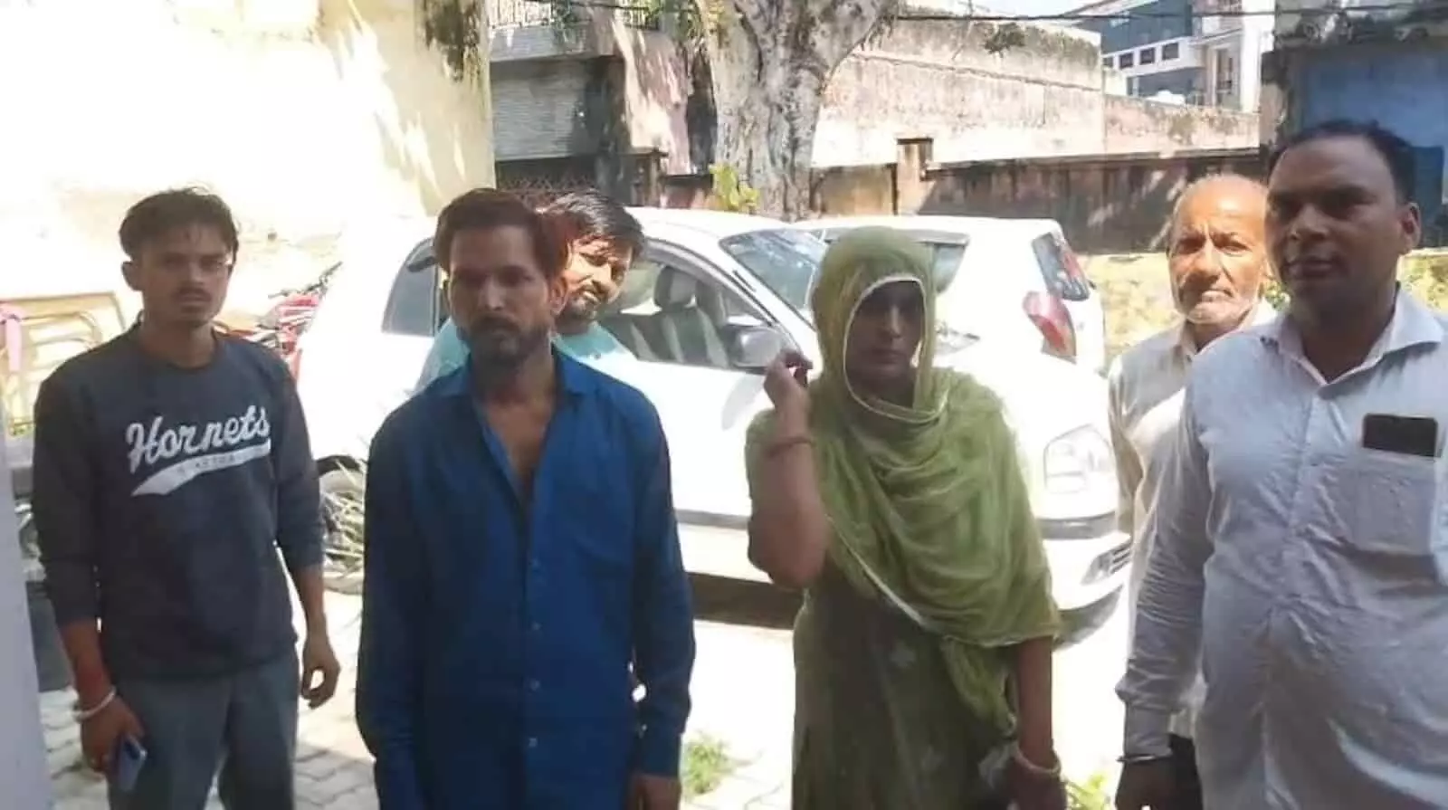 तस्वीर में दिख रही जगह हापुड़ की पुलिस चौकी है, जहां पति-पत्नी और उनके परिजन खड़े हैं। तस्वीर में दिख रही जगह हापुड़ की पुलिस चौकी है, जहां पति-पत्नी और उनके परिजन खड़े हैं।