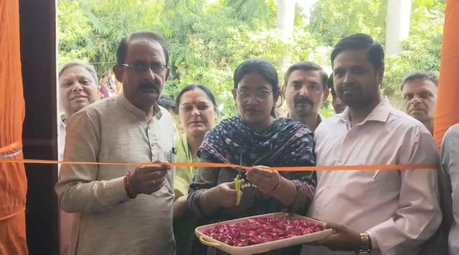 तस्वीर में भाजपा जिलाध्यक्ष कविता माधरे अन्य सदस्यों की मौजूदगी में फीता काटती दिख रही हैं। तस्वीर में भाजपा जिलाध्यक्ष कविता माधरे अन्य सदस्यों की मौजूदगी में फीता काटती दिख रही हैं।