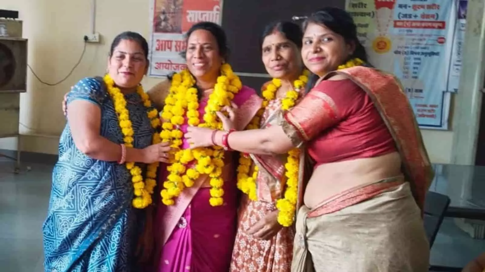 तस्वीर में कोटा में महाराजा श्री अग्रसेन सोशल ग्रुप महिला मंडल की नवनियुक्त पदाधिकारी महिलाएं माला पहने हुए नजर आ रही हैं। तस्वीर में कोटा में महाराजा श्री अग्रसेन सोशल ग्रुप महिला मंडल की नवनियुक्त पदाधिकारी महिलाएं माला पहने हुए नजर आ रही हैं।