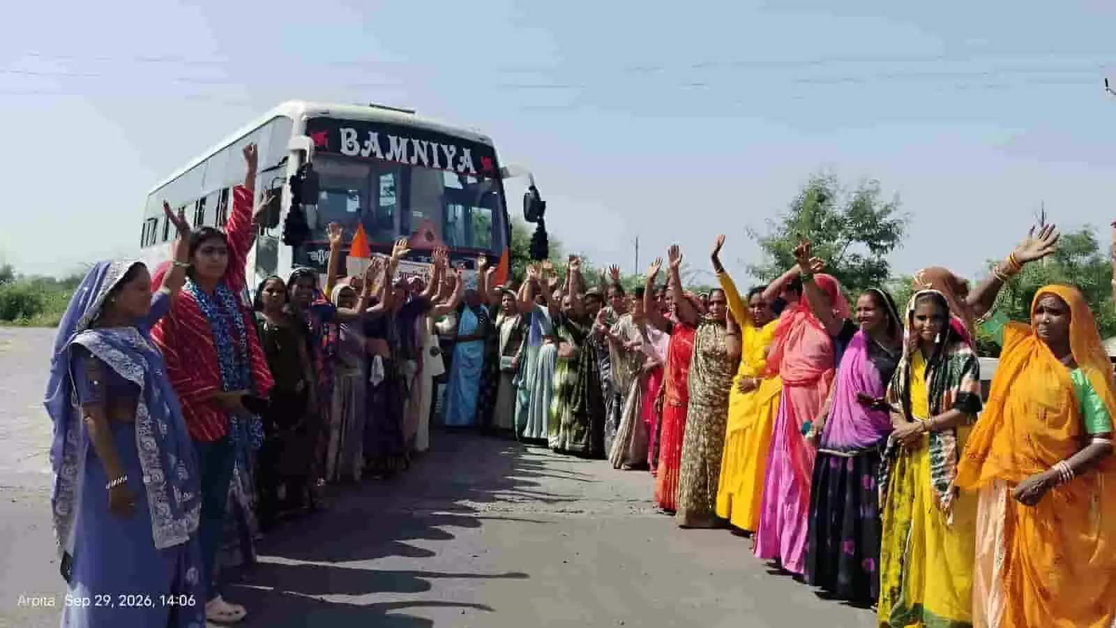 तस्वीर में कोटा में बस के सामने खड़े होकर हाथ उठाते लोग दिखाई दे रहे हैं। तस्वीर में कोटा में बस के सामने खड़े होकर हाथ उठाते लोग दिखाई दे रहे हैं।
