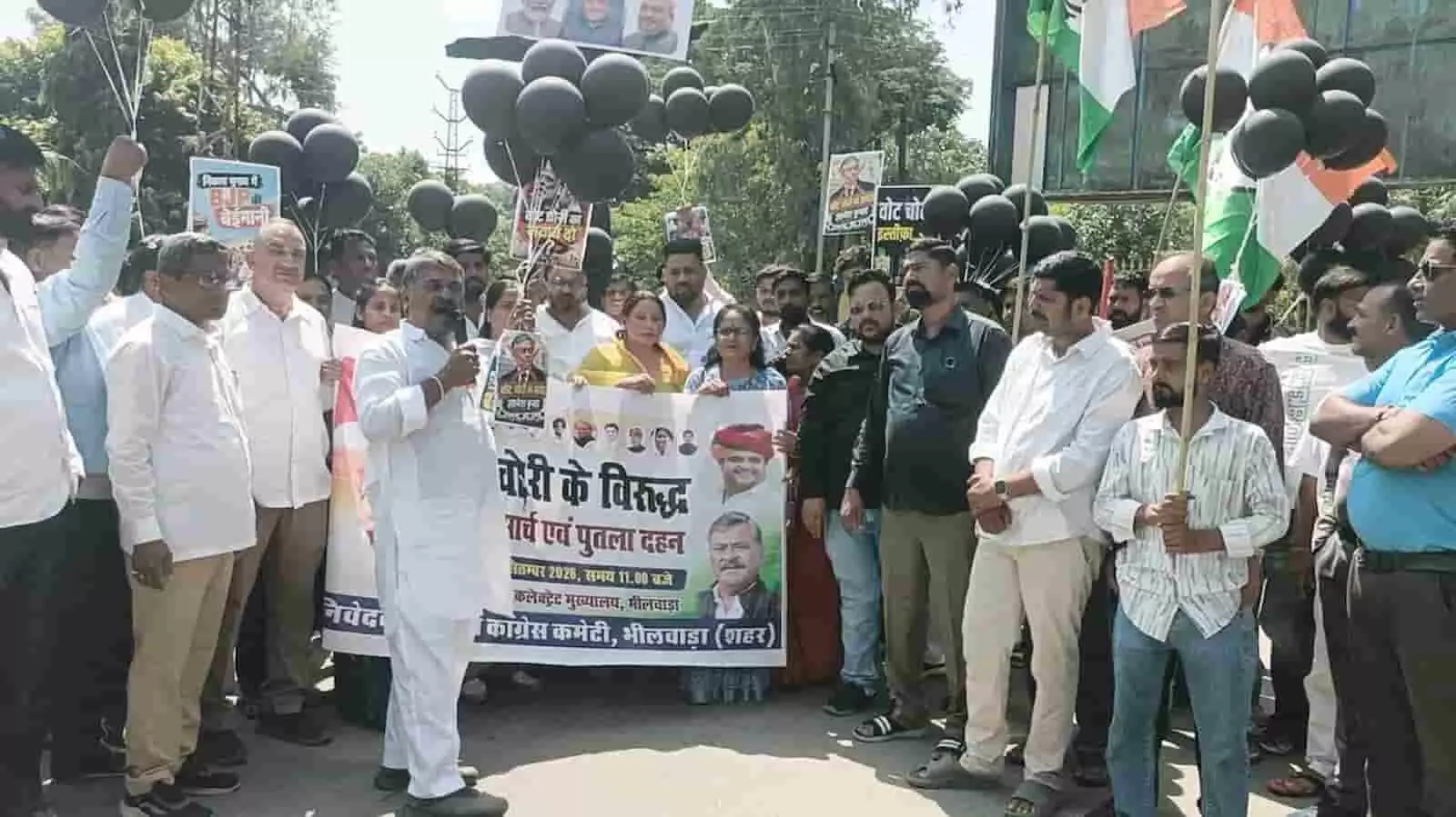 तस्वीर में दिख रही भीड़ सड़क पर बैनर, झंडे और काले गुब्बारे लेकर विरोध-प्रदर्शन कर रही है। तस्वीर में दिख रही भीड़ सड़क पर बैनर, झंडे और काले गुब्बारे लेकर विरोध-प्रदर्शन कर रही है।