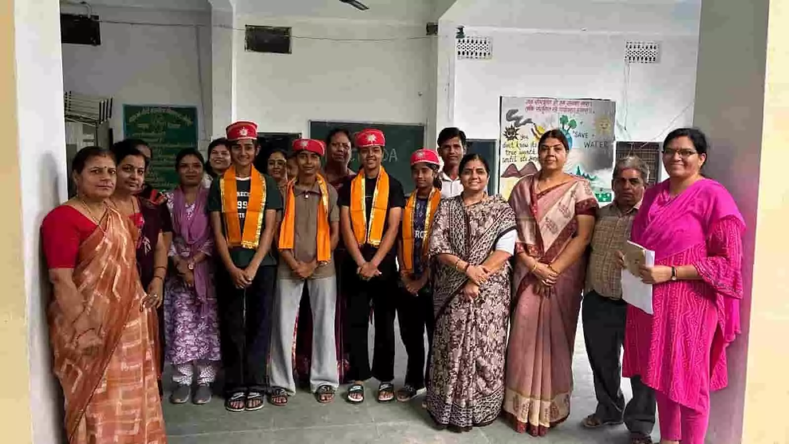 तस्वीर में खेरोदा स्कूल के चयनित वॉलीबॉल खिलाड़ी शिक्षकों के साथ स्कूल परिसर में खड़े हैं। तस्वीर में खेरोदा स्कूल के चयनित वॉलीबॉल खिलाड़ी शिक्षकों के साथ स्कूल परिसर में खड़े हैं।