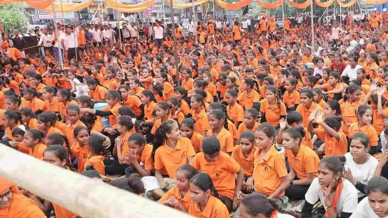 तस्वीर में दिख रही दुर्गा शक्ति अखाड़ा की सदस्य भीलवाड़ा में आयोजित कार्यक्रम के दौरान जमीन पर बैठी हैं। तस्वीर में दिख रही दुर्गा शक्ति अखाड़ा की सदस्य भीलवाड़ा में आयोजित कार्यक्रम के दौरान जमीन पर बैठी हैं।