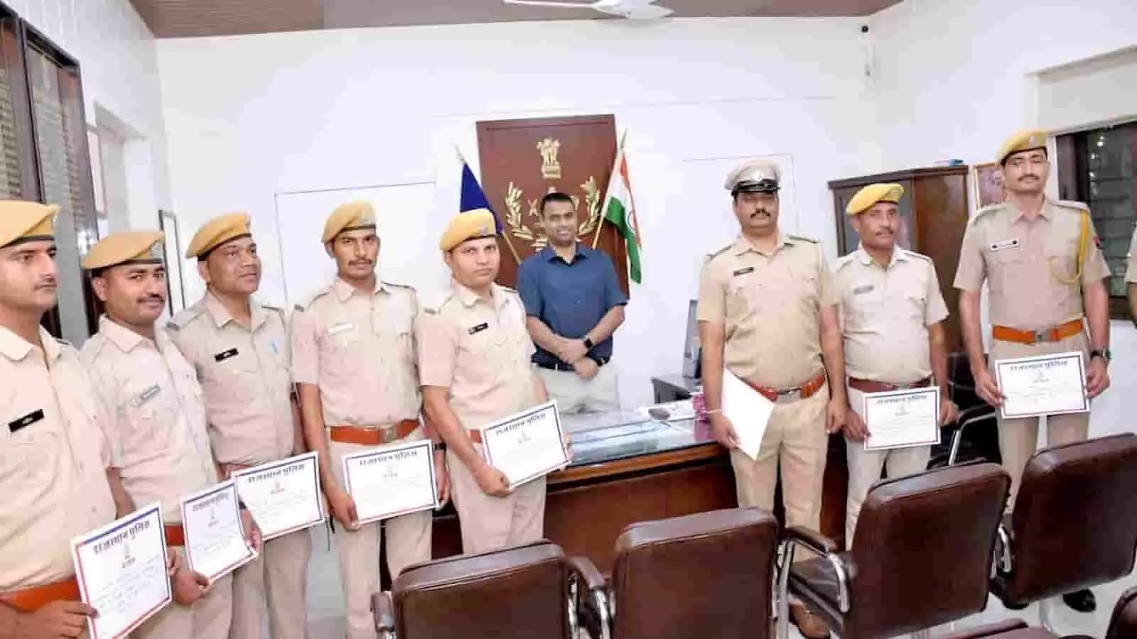 तस्वीर में पुलिसकर्मी कार्यालय के अंदर हाथ में प्रशंसा पत्र लिए हुए खड़े हैं। तस्वीर में पुलिसकर्मी कार्यालय के अंदर हाथ में प्रशंसा पत्र लिए हुए खड़े हैं।
