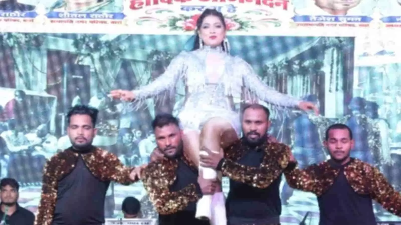 तस्वीर में डोल मेला मंच पर नृत्य प्रस्तुति देते कलाकार दिख रहे हैं। तस्वीर में डोल मेला मंच पर नृत्य प्रस्तुति देते कलाकार दिख रहे हैं।