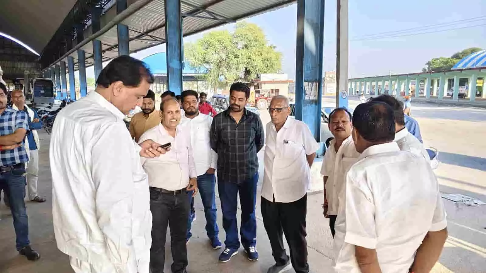 निम्बाहेड़ा कृषि उपज मंडी में तैयारियों का जायजा लेते श्रीचंद कृपलानी और भाजपा कार्यकर्ता। निम्बाहेड़ा कृषि उपज मंडी में तैयारियों का जायजा लेते श्रीचंद कृपलानी और भाजपा कार्यकर्ता।