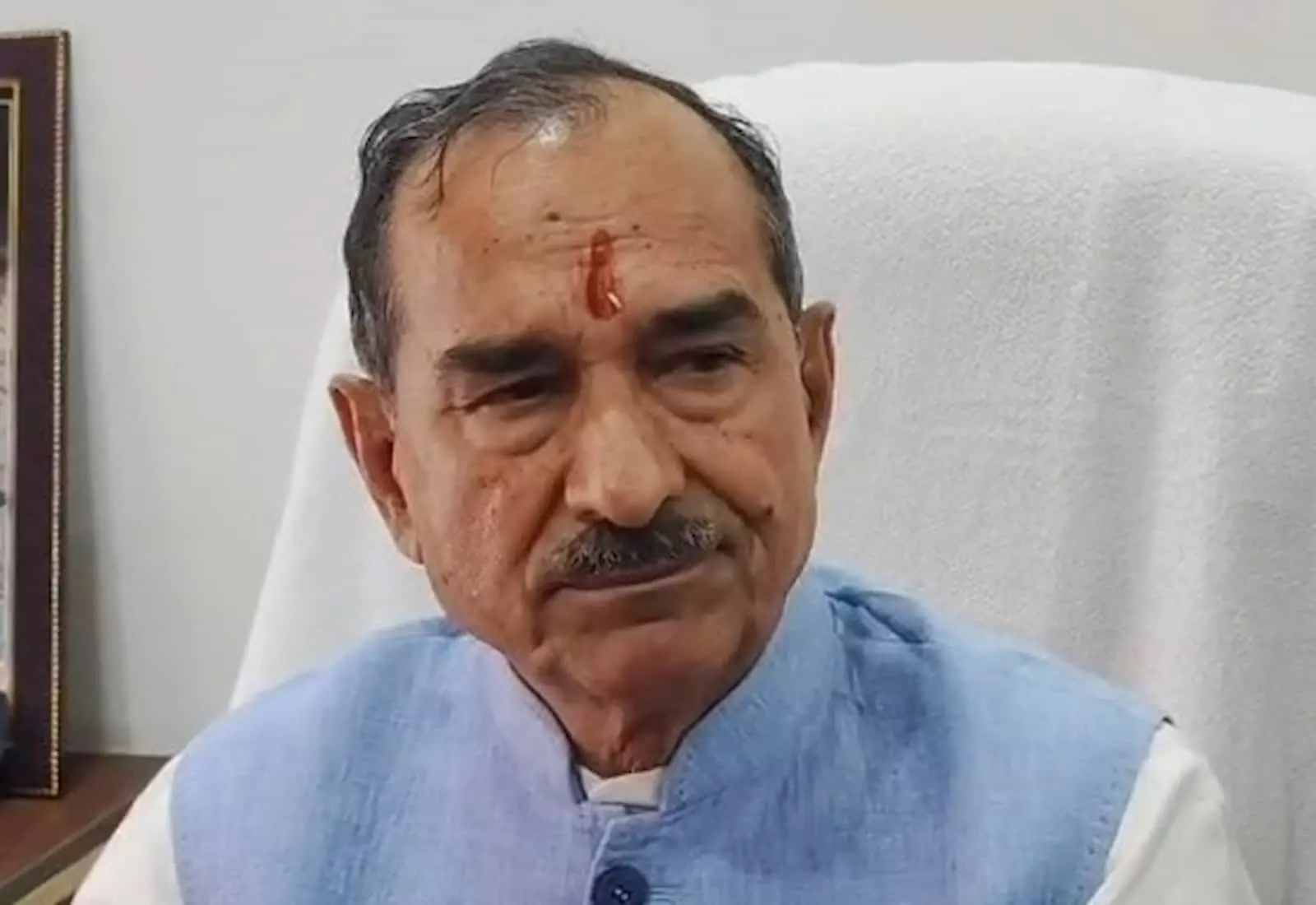 तस्वीर में नीले सदरी और माथे पर तिलक लगाए मदन राठौड़ कुर्सी पर बैठे दिख रहे हैं। तस्वीर में नीले सदरी और माथे पर तिलक लगाए मदन राठौड़ कुर्सी पर बैठे दिख रहे हैं।